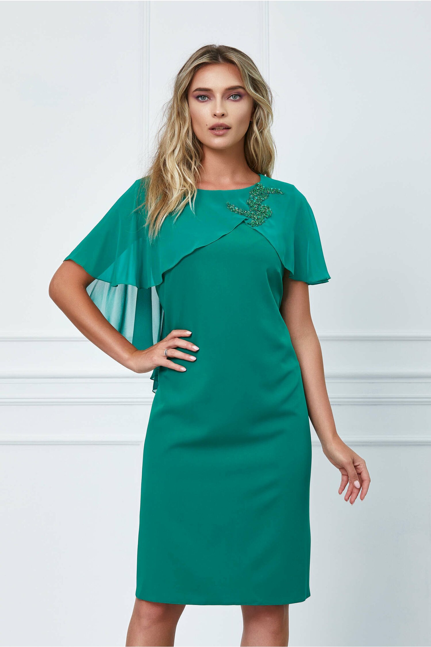 Rochie Sara verde cu paiete si voal tip capa
