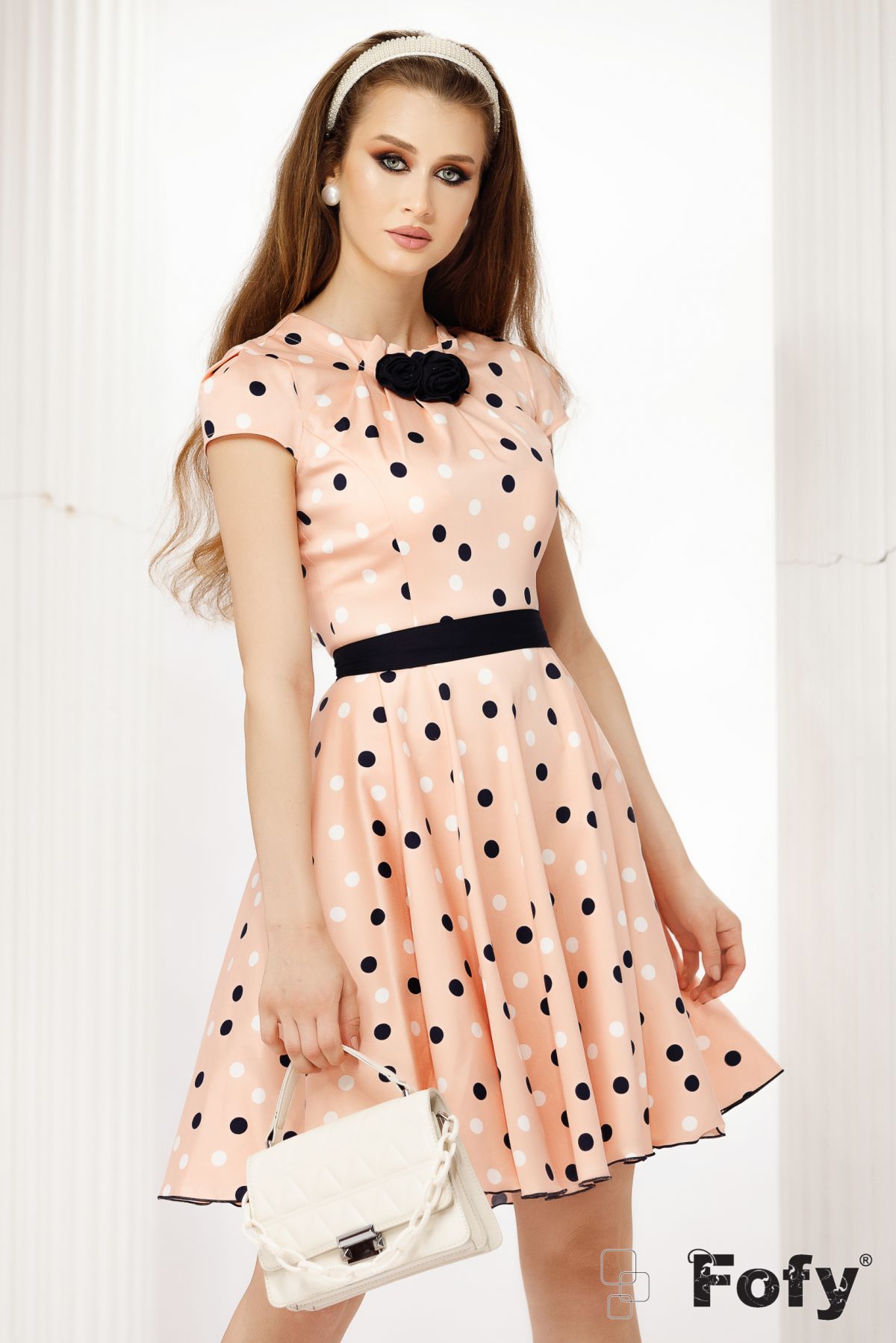 Rochie Fofy de vara peach in clos cu trandafiri decorativi si buline