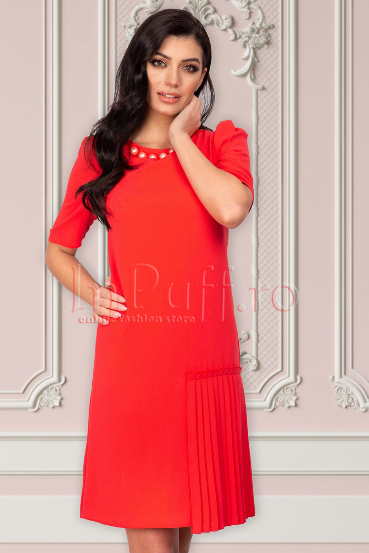 Rochie Xara corai accesorizata cu perle si element plisat