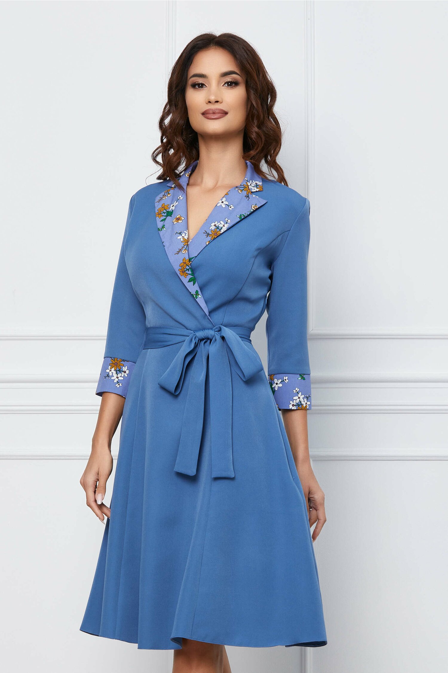 Rochie Dy Fashion bleu cu imprimeu floral pe rever si cordon in talie
