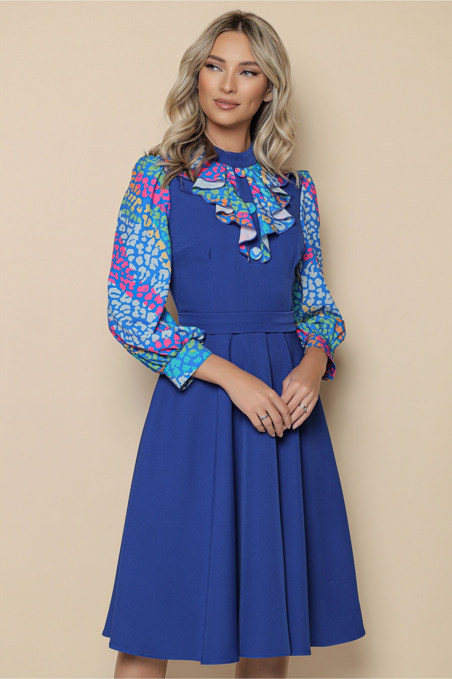 Rochie MBG albastra cu maneci satinate si imprimeu multicolor