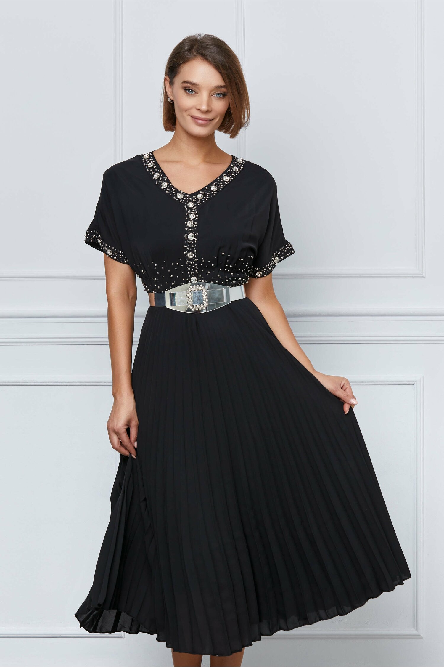 Rochie Mona neagra cu aplicatii stralucitoare si curea in talie