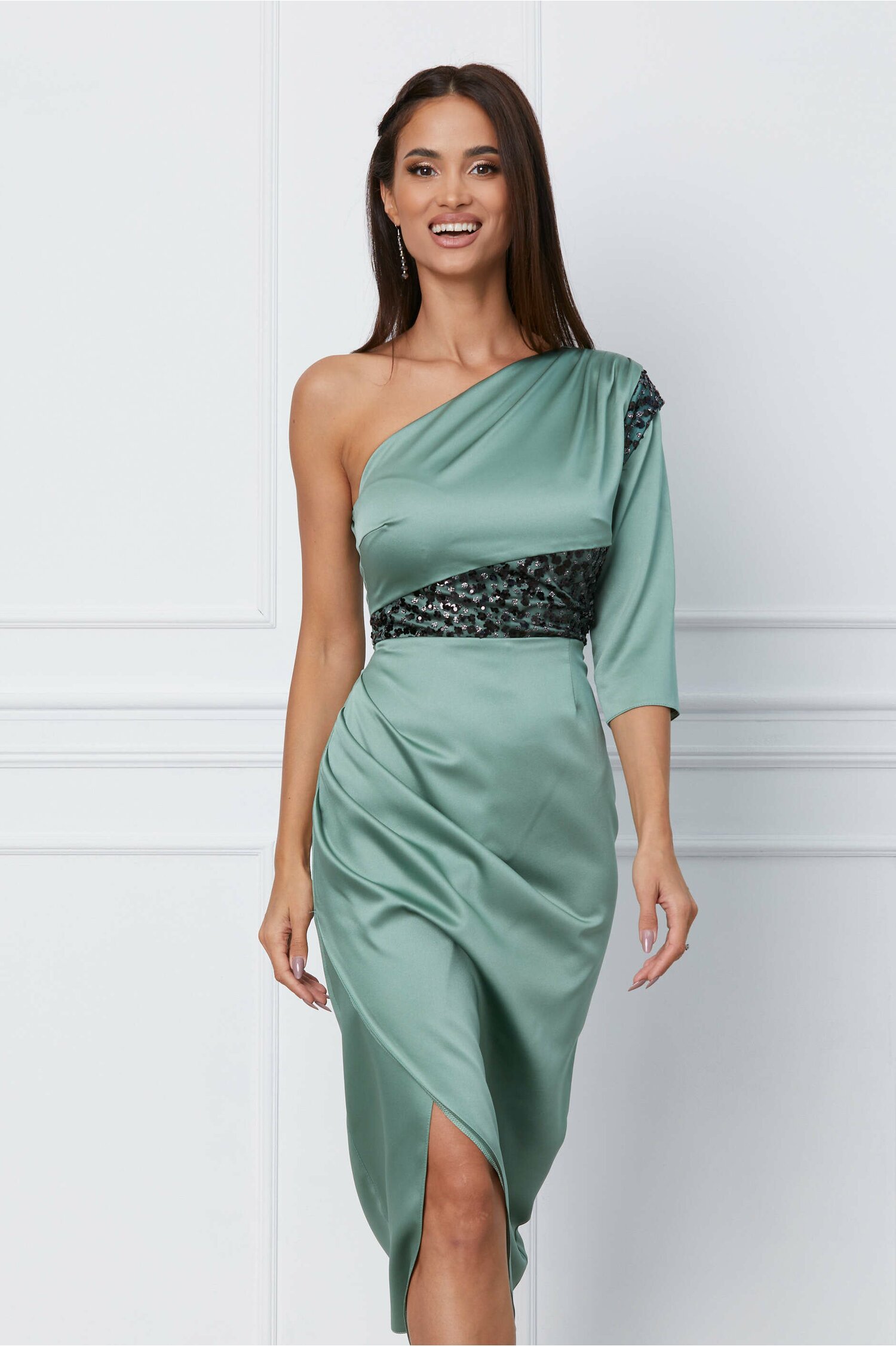 Rochie Moze verde accesorizata cu paiete negre