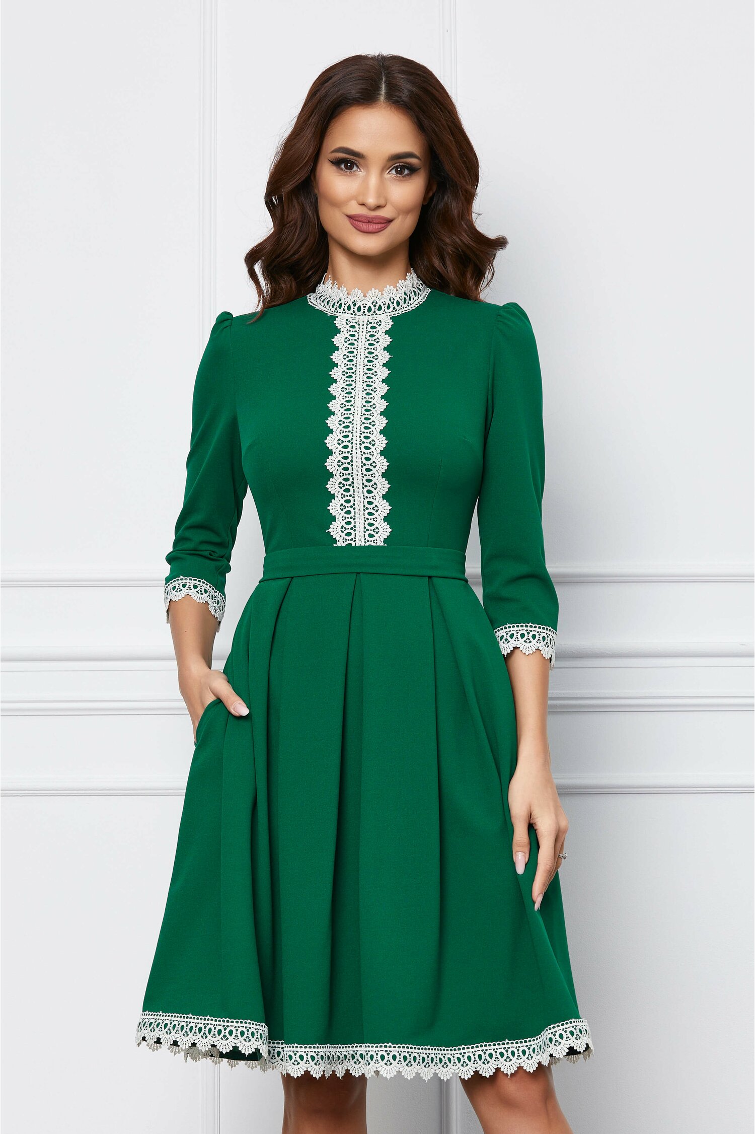 Rochie MBG verde cu dantela alba la baza si bust