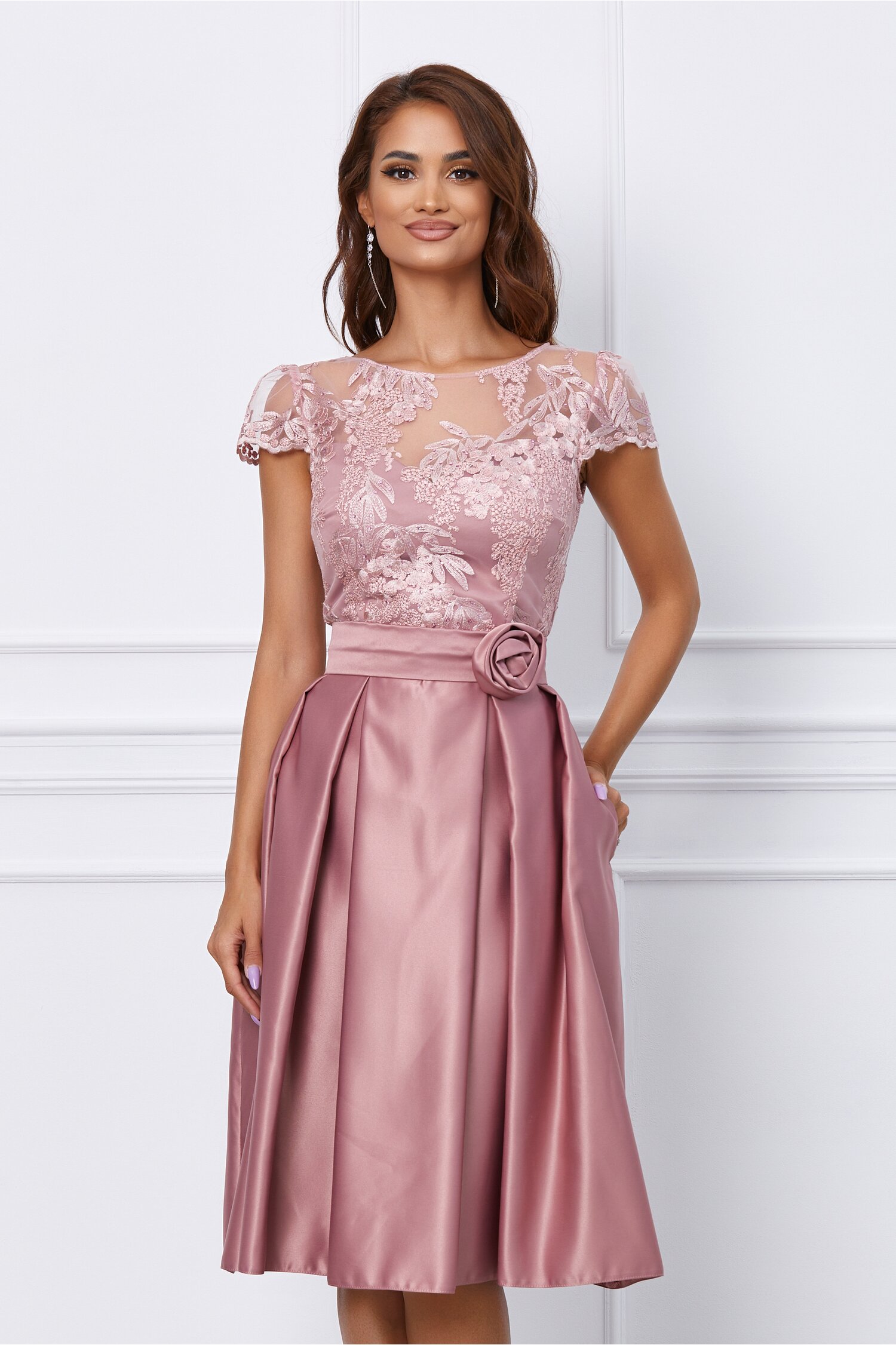 Rochie MBG roz cu dantela la bust