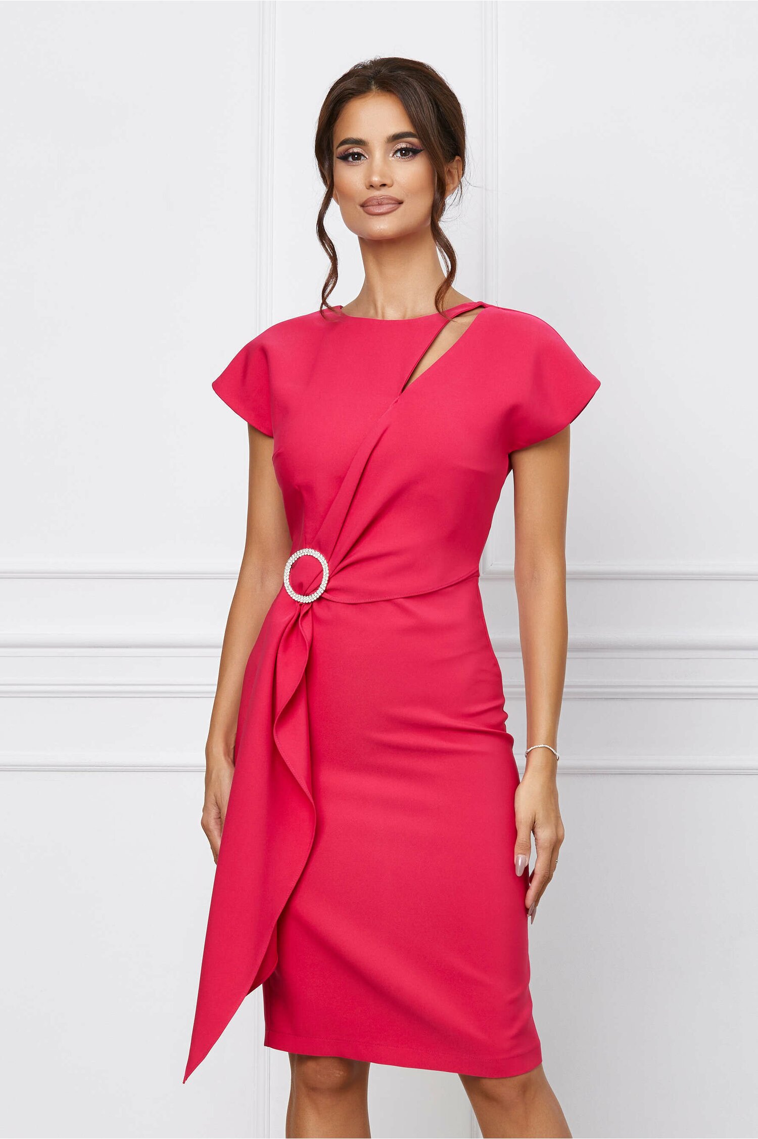 Rochie La Donna fuchsia cu decupaj la bust si aplicatie tip bijuterie in talie