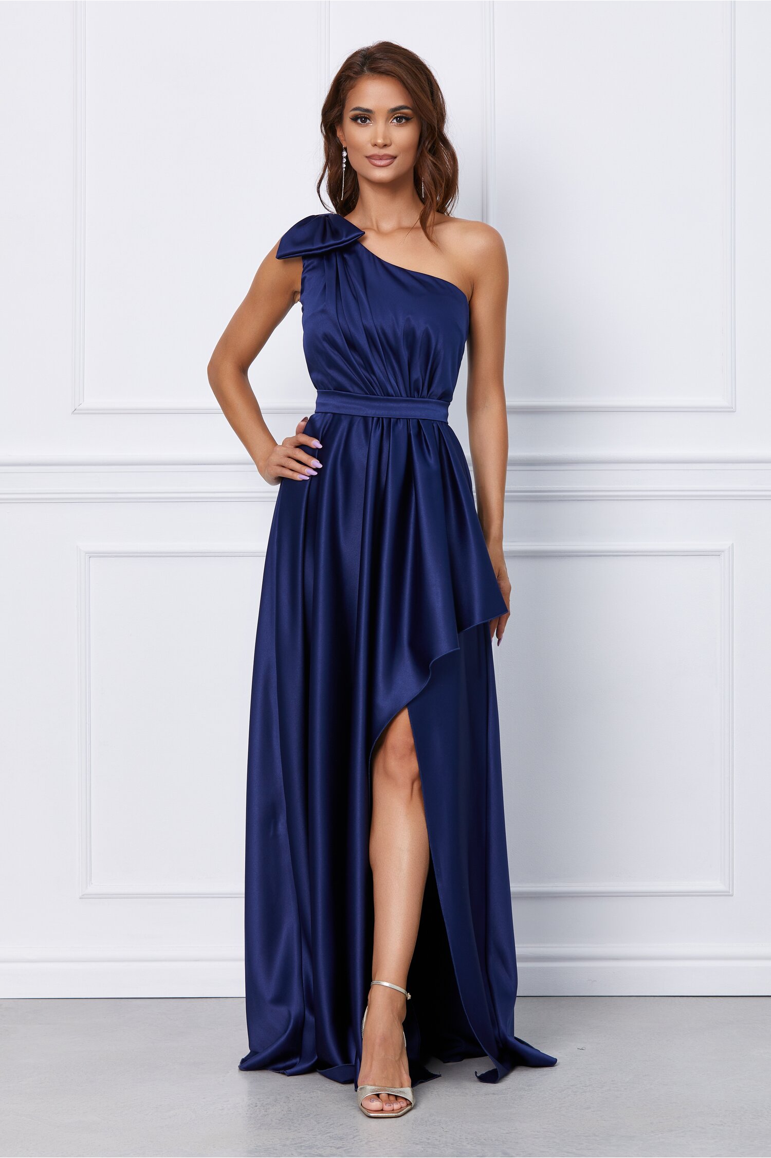 Rochie MBG bleumarin din satin cu aplicatie la umar