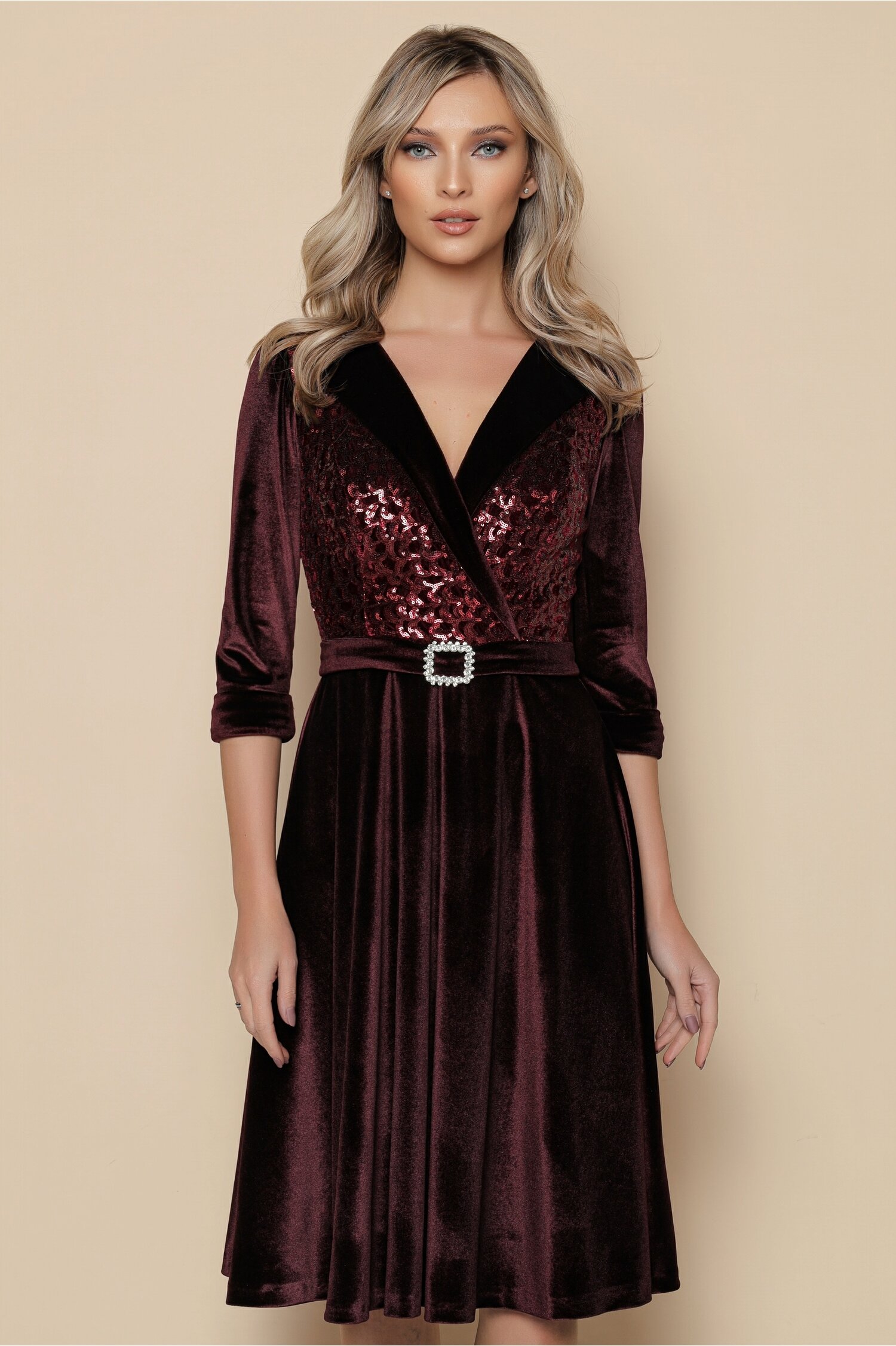 Rochie MBG bordo din catifea cu paiete si decolteu petrecut