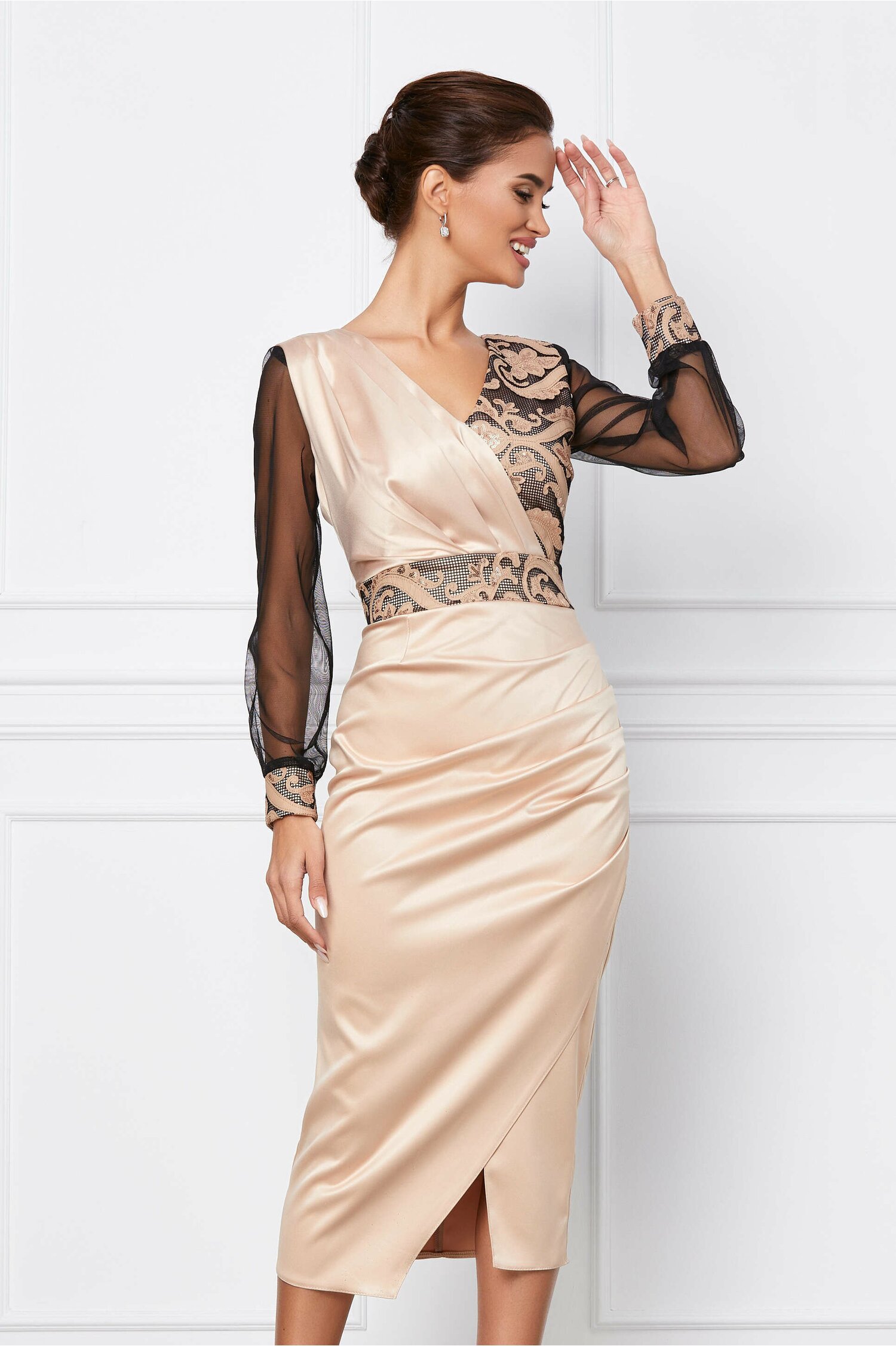 Rochie Moze bej cu paiete la bust si crepeu lateral