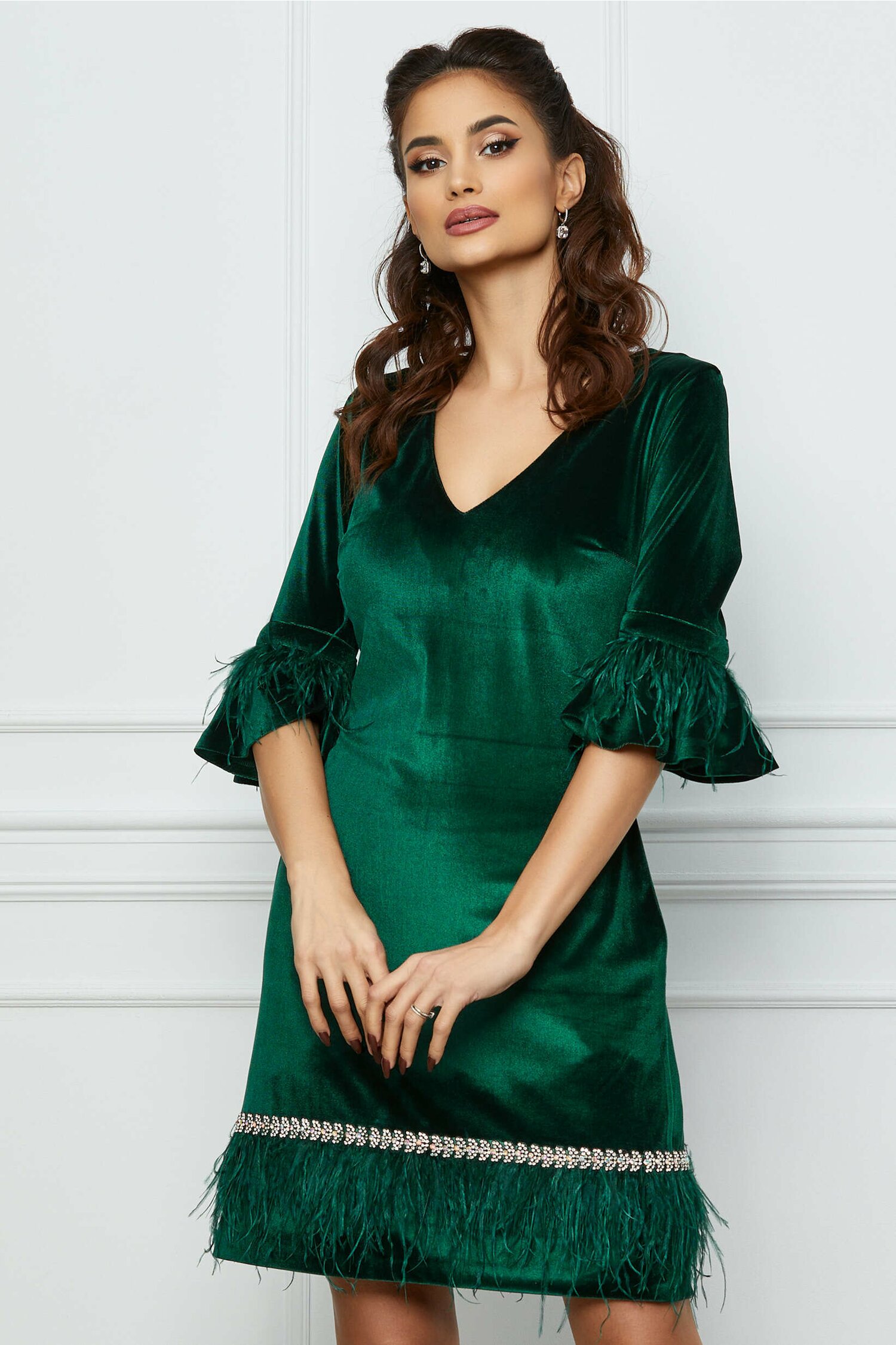 Rochie MBG verde din catifea cu strasuri si pene