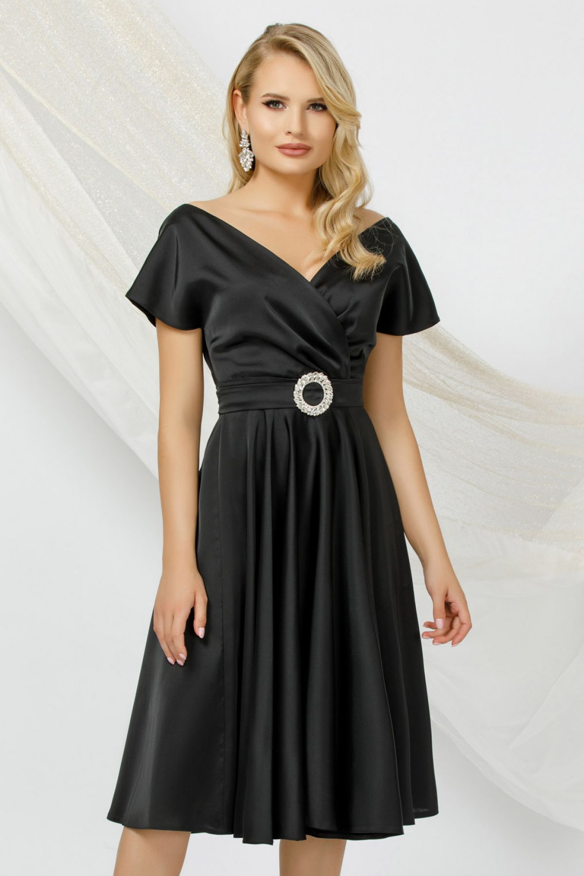 Rochie midi Pretty Girl neagra in clos de ocazie cu decolteu petrecut