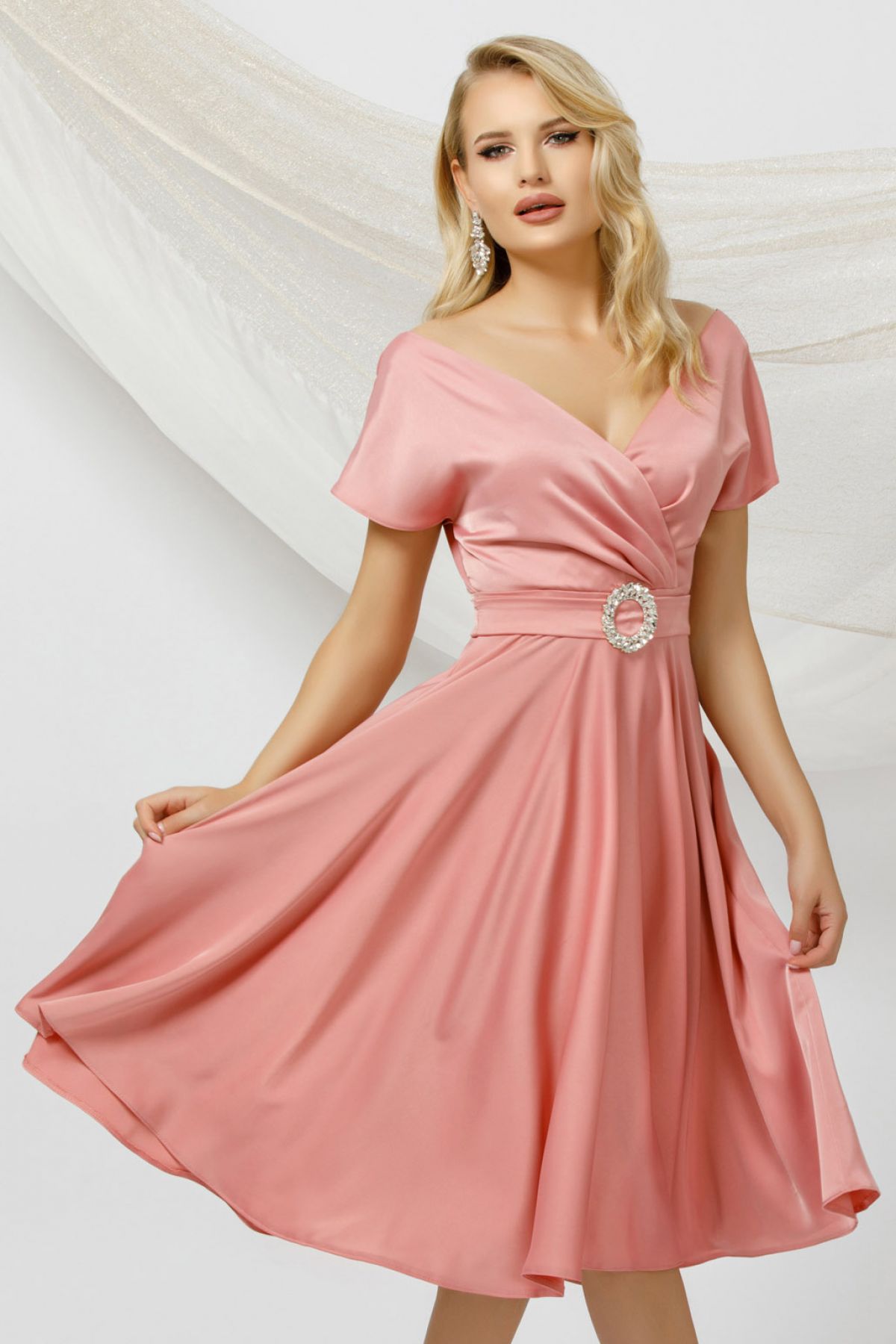 Rochie midi Pretty Girl rose in clos de ocazie cu decolteu petrecut
