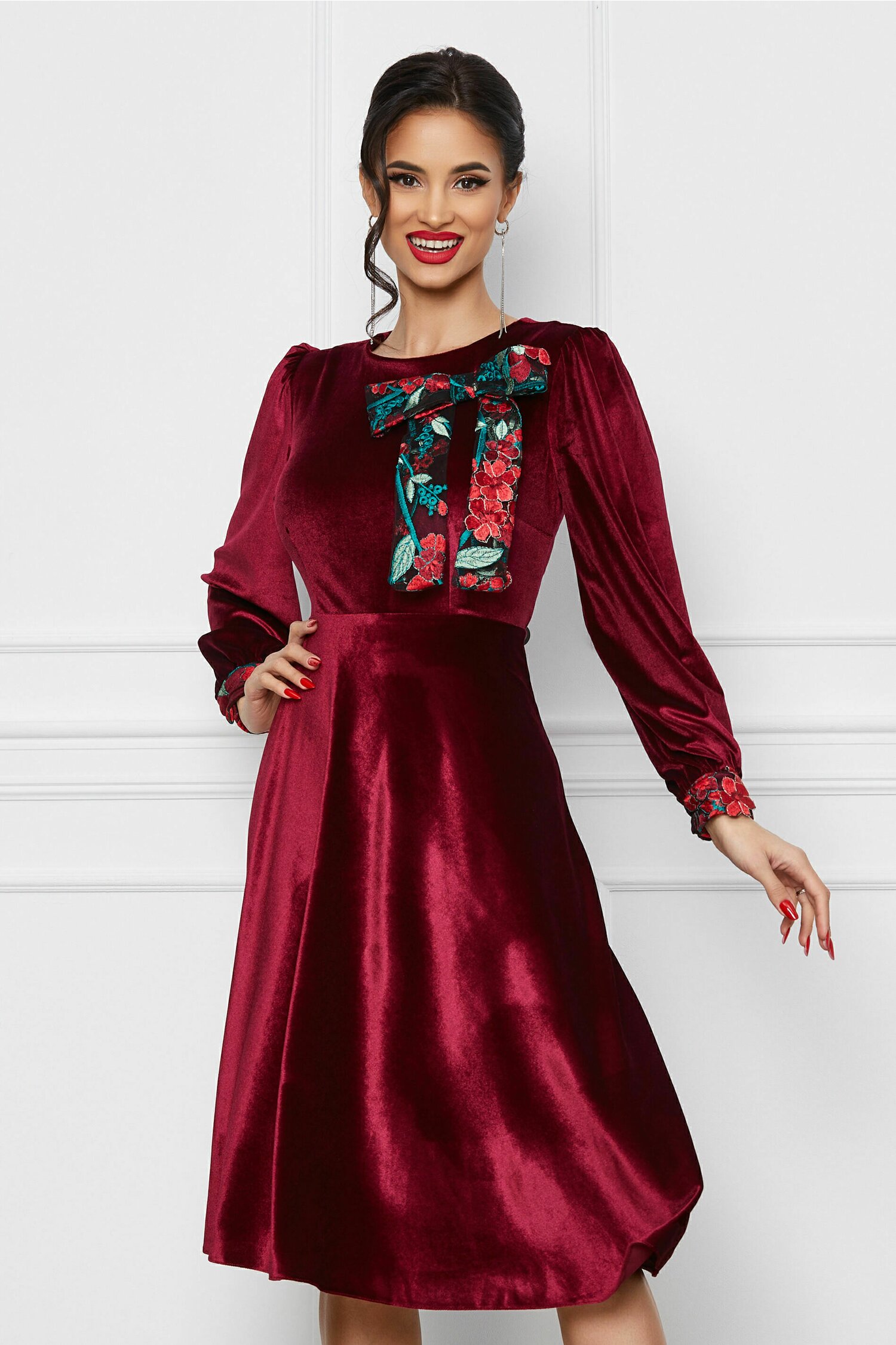 Rochie Dy Fashion bordo din catifea cu funda si mansete din dantela