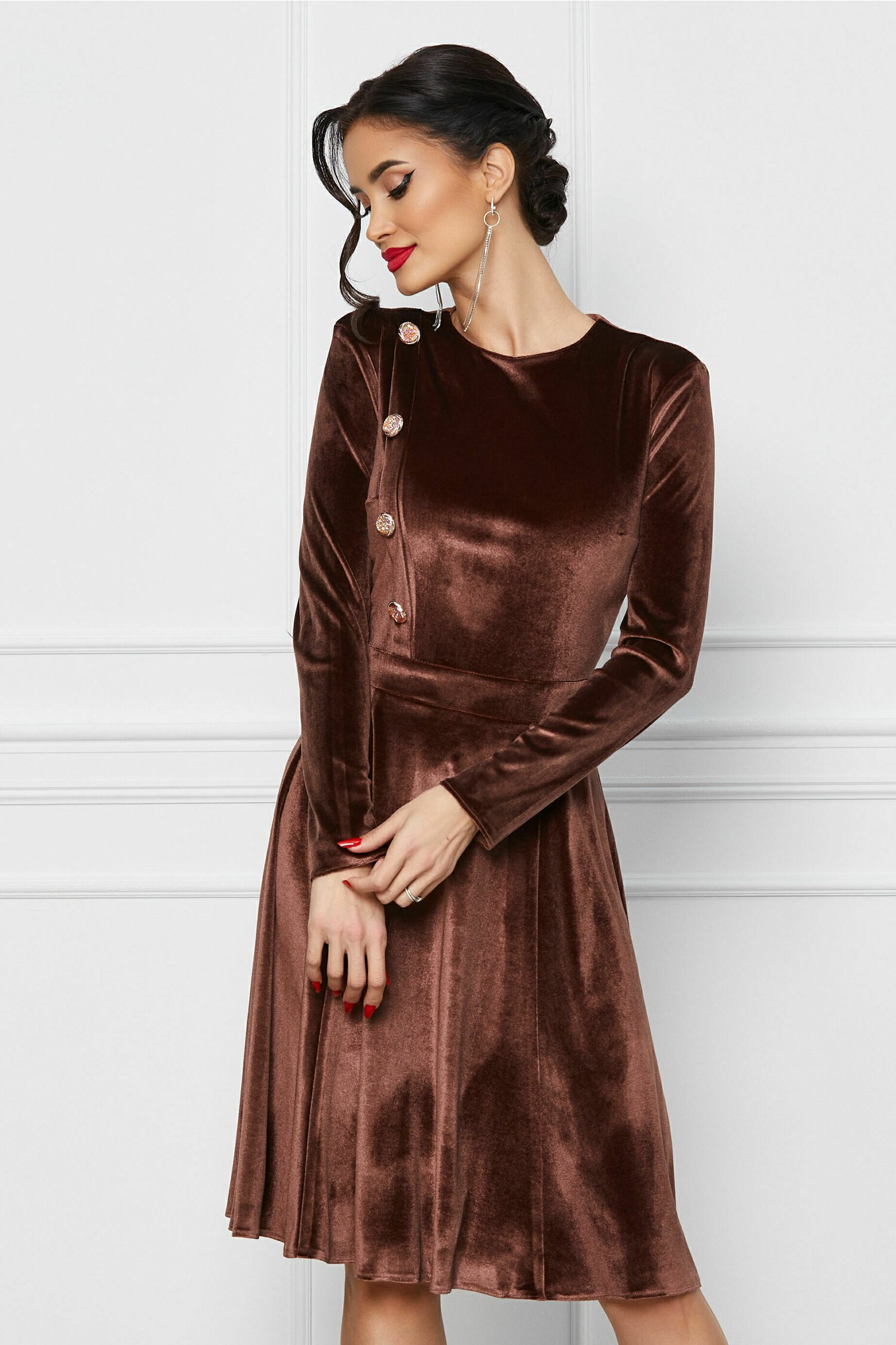 Rochie Dy Fashion maro din catifea cu nasturi pe o parte