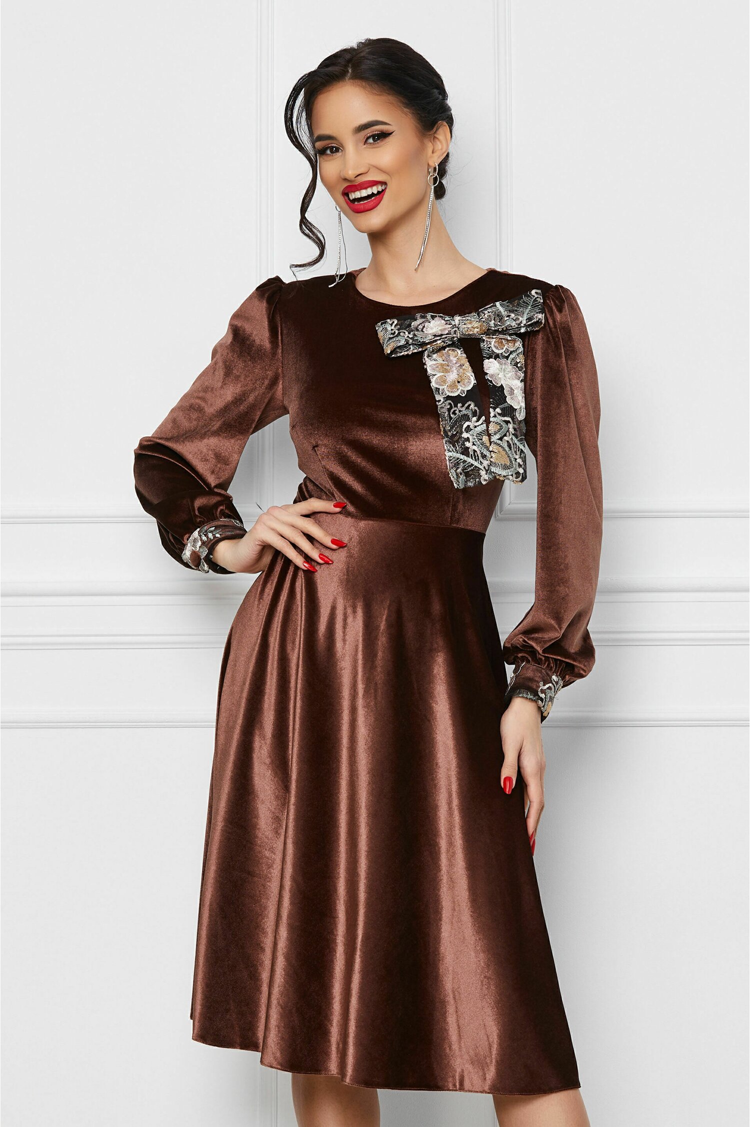 Rochie Dy Fashion maro din catifea cu funda si mansete din dantela