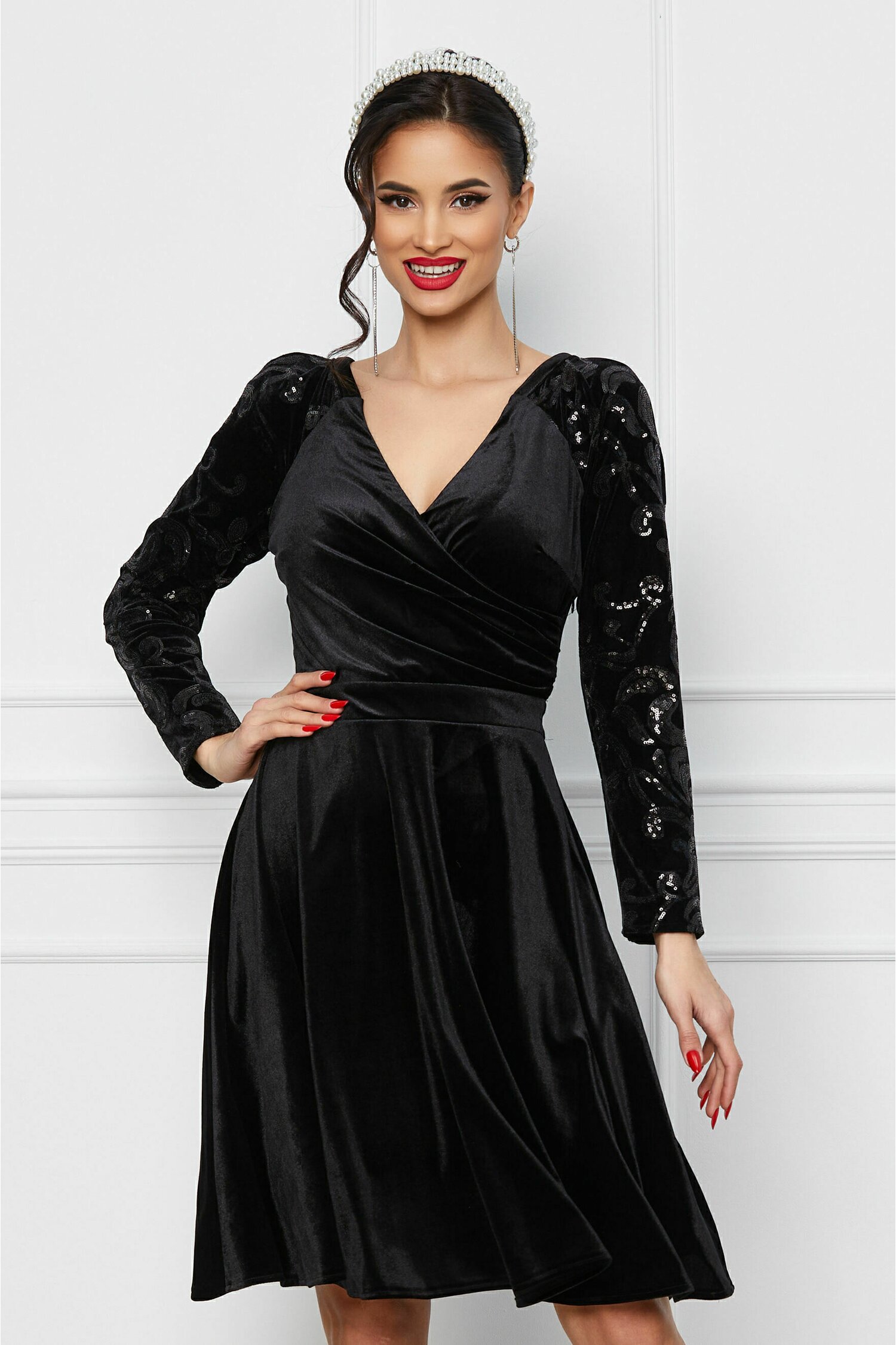 Rochie Ella Collection Sandi neagra din catifea cu paiete pe maneci