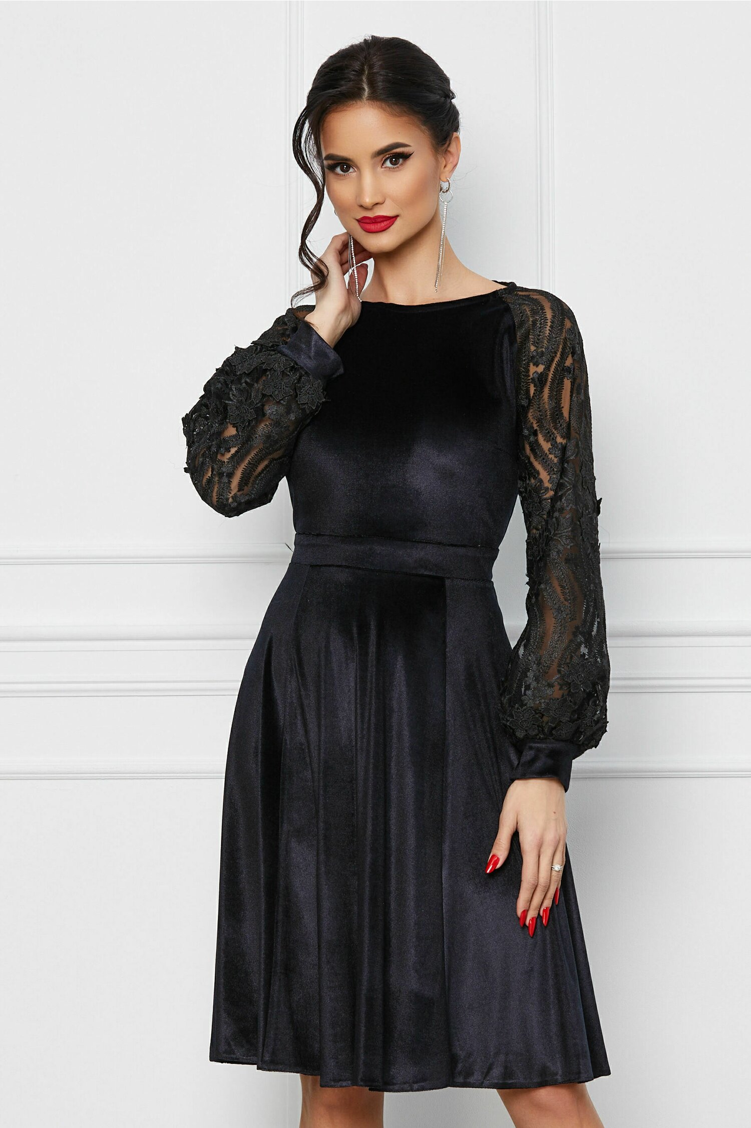 Rochie Dy Fashion neagra cu maneci din dantela