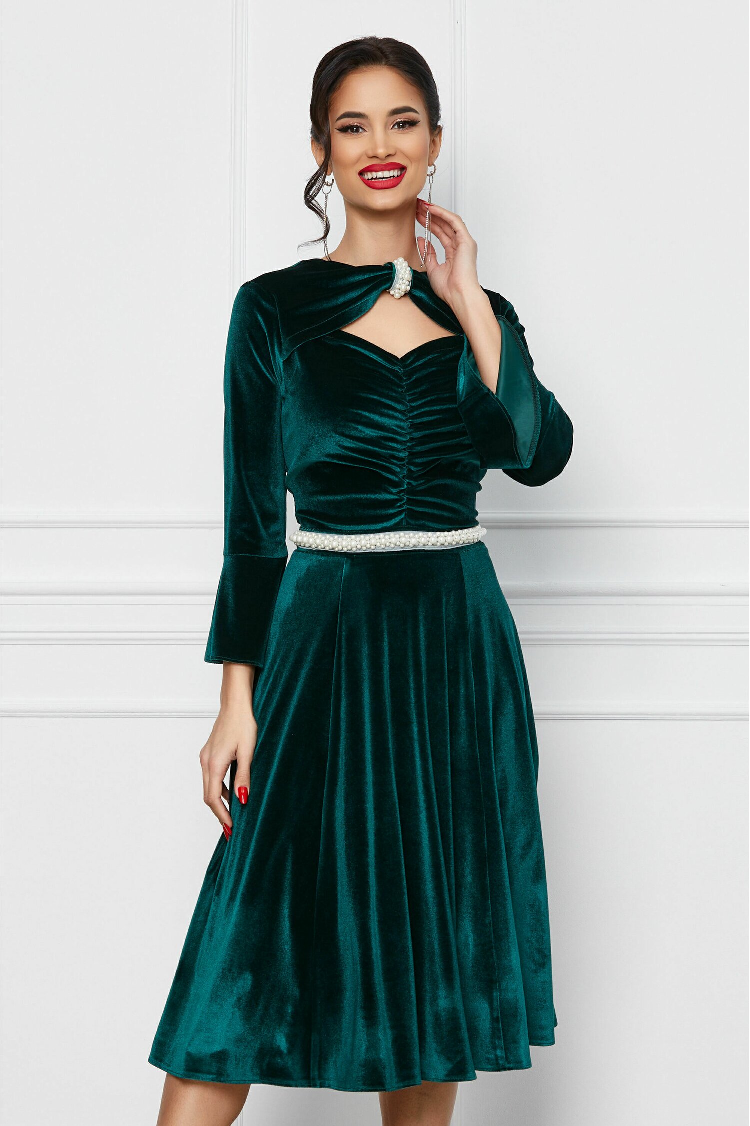 Rochie Dy Fashion verde din catifea cu decupaj la decolteu