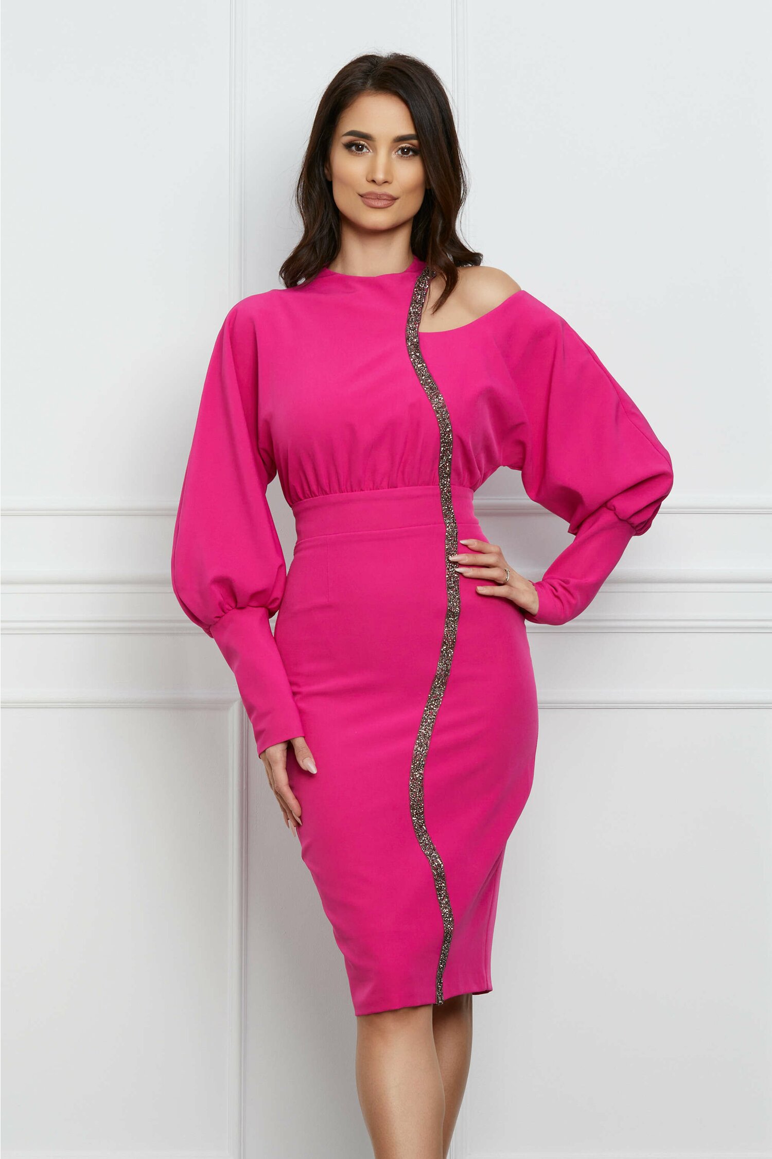 Rochie MBG fucsia cu un umar gol si aplicatii stralucitoare
