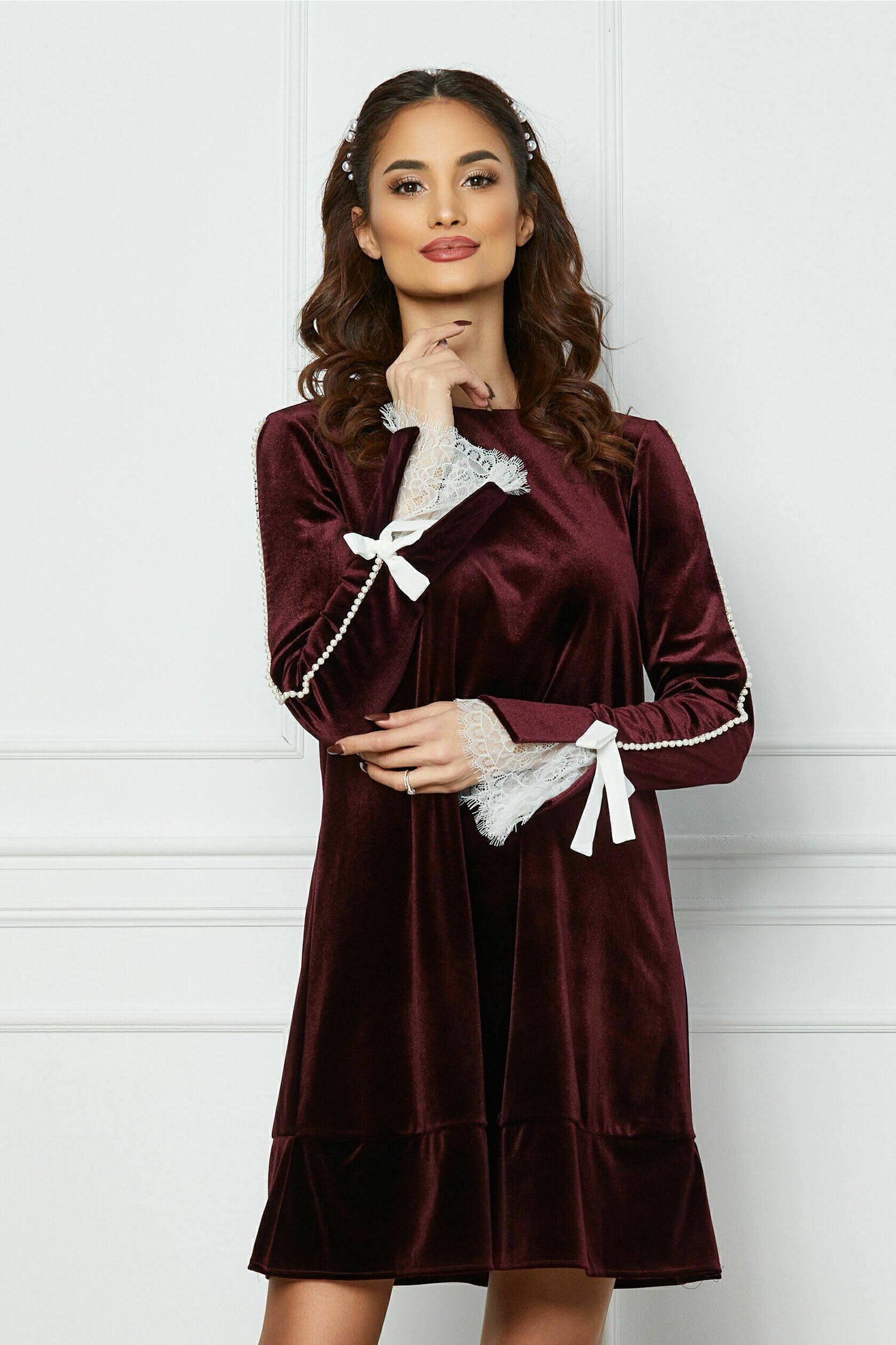 Rochie LaDonna bordo cu perle si dantela pe maneci