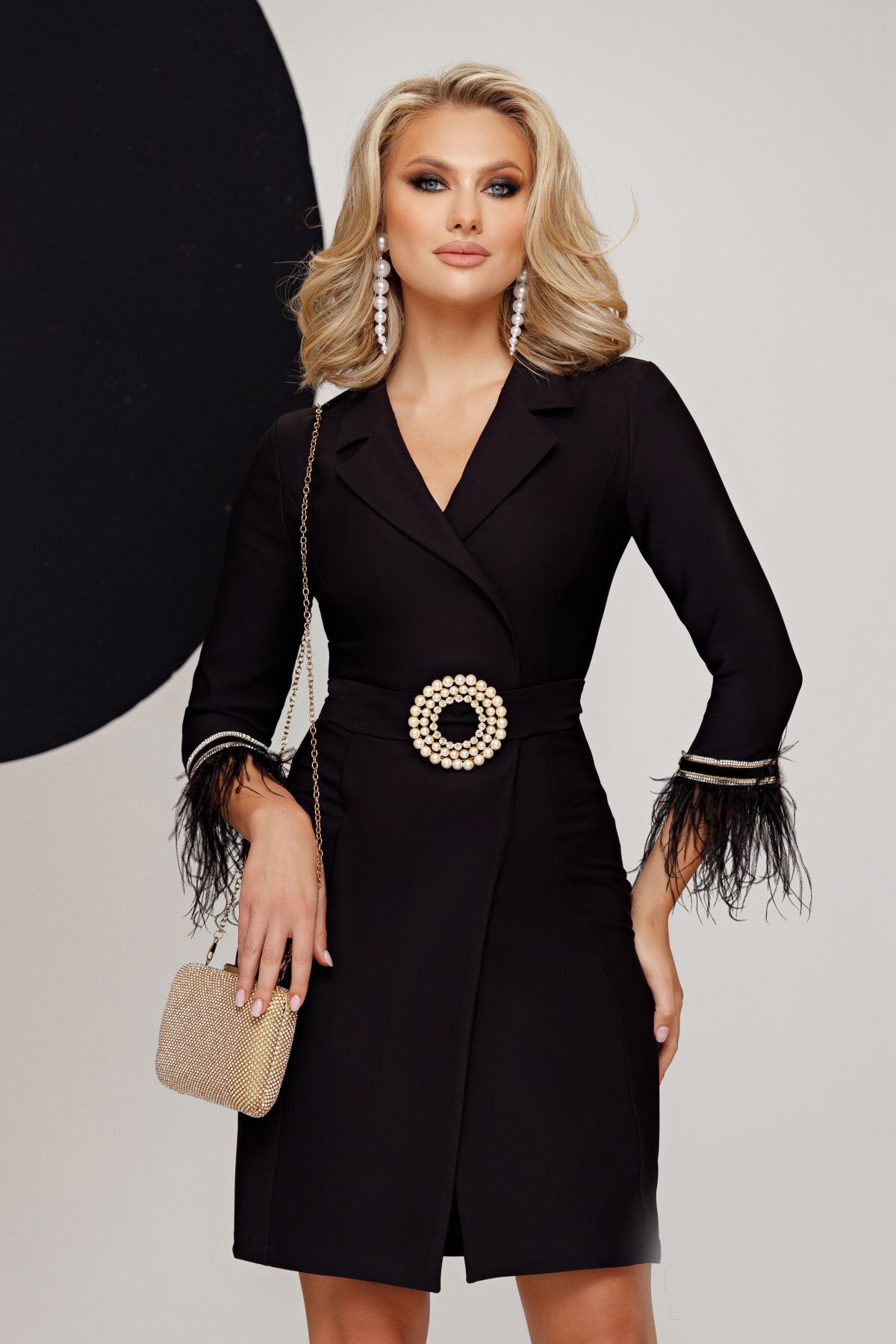 Rochie de ocazie Fofy tip sacou neagra cu catarama glamour si aplicatii de pene