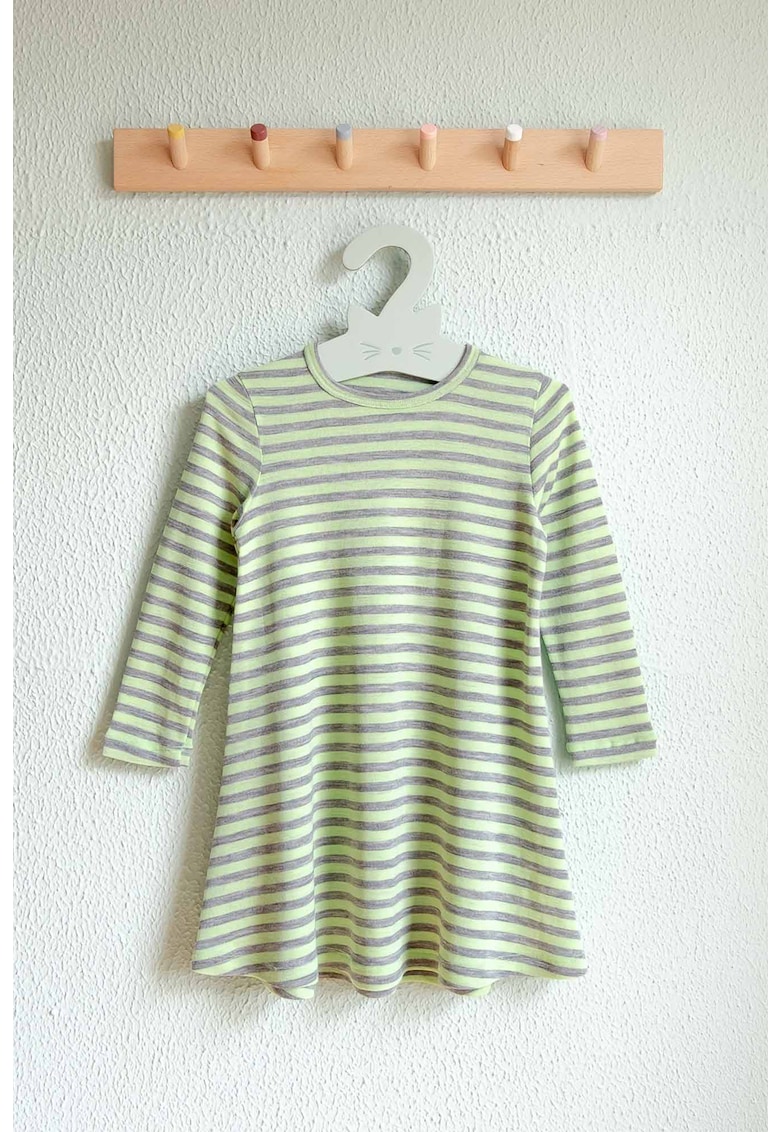 Rochie de lana merinos cu decolteu la baza gatului