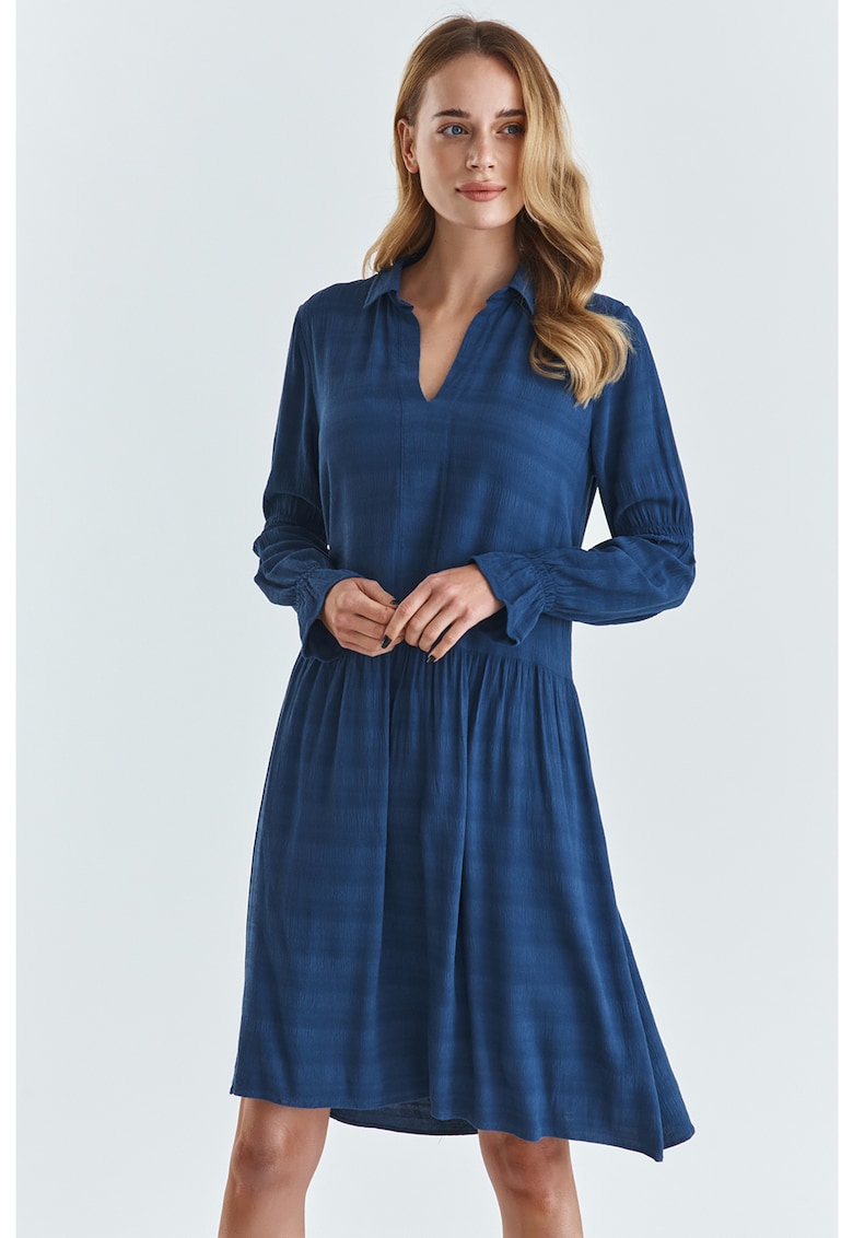 Rochie evazata cu guler ascutit