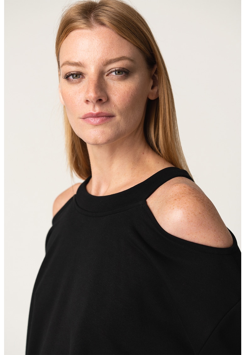 Rochie cu decupaje pe umeri si slituri laterale