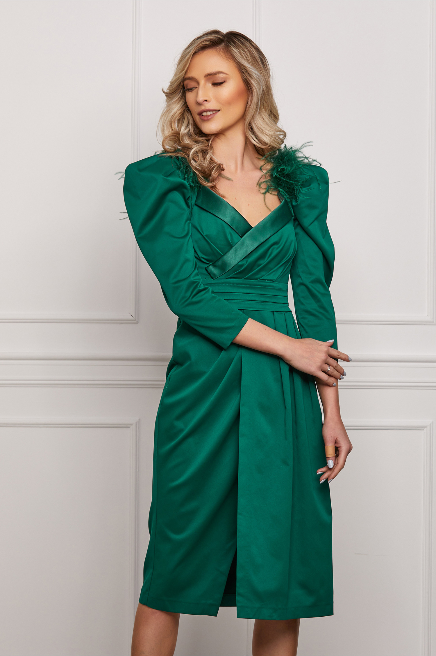 Rochie Dy Fashion verde eleganta cu pene la umeri