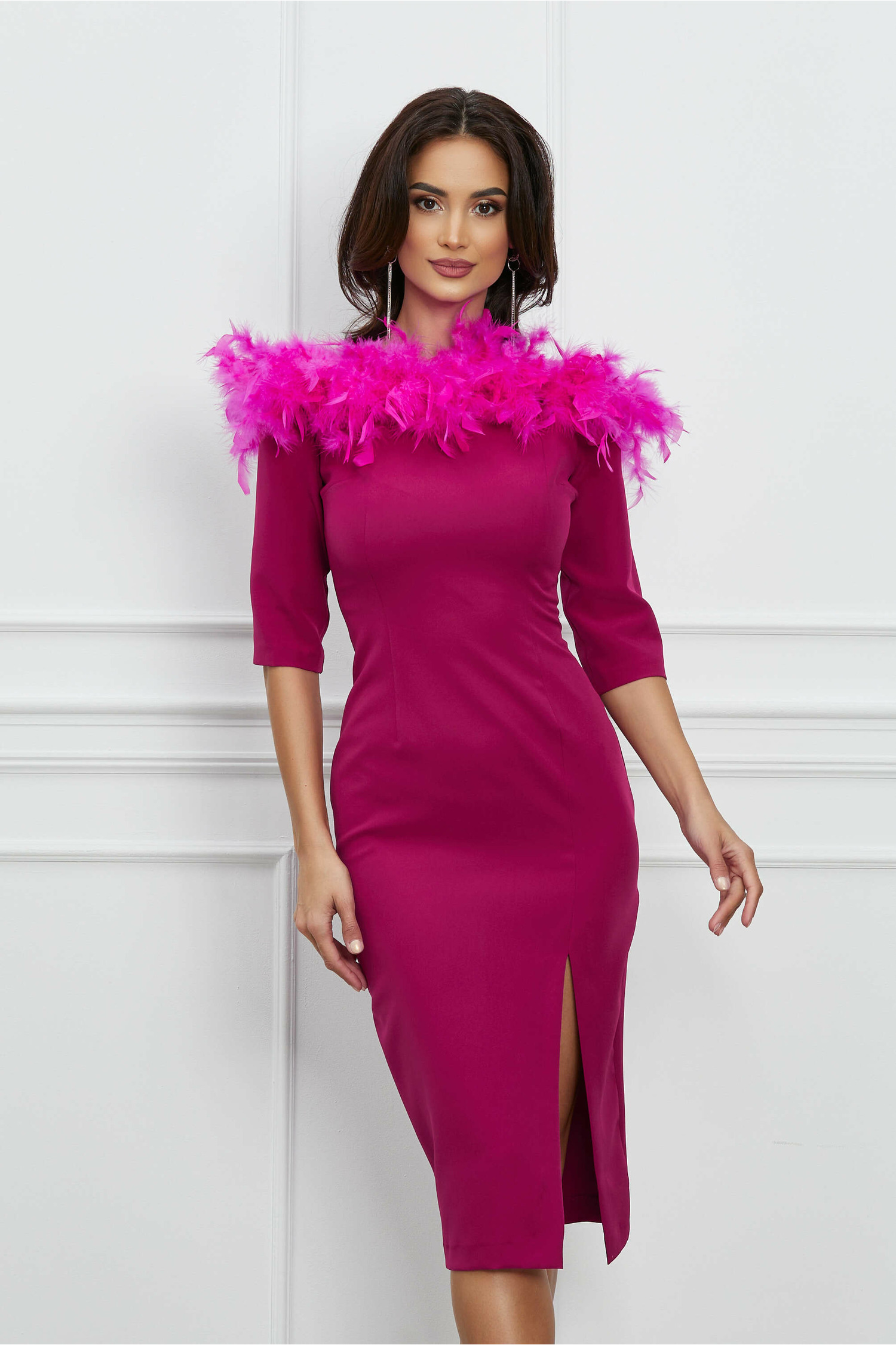 Rochie Dy Fashion fucsia cu pene si umeri goi