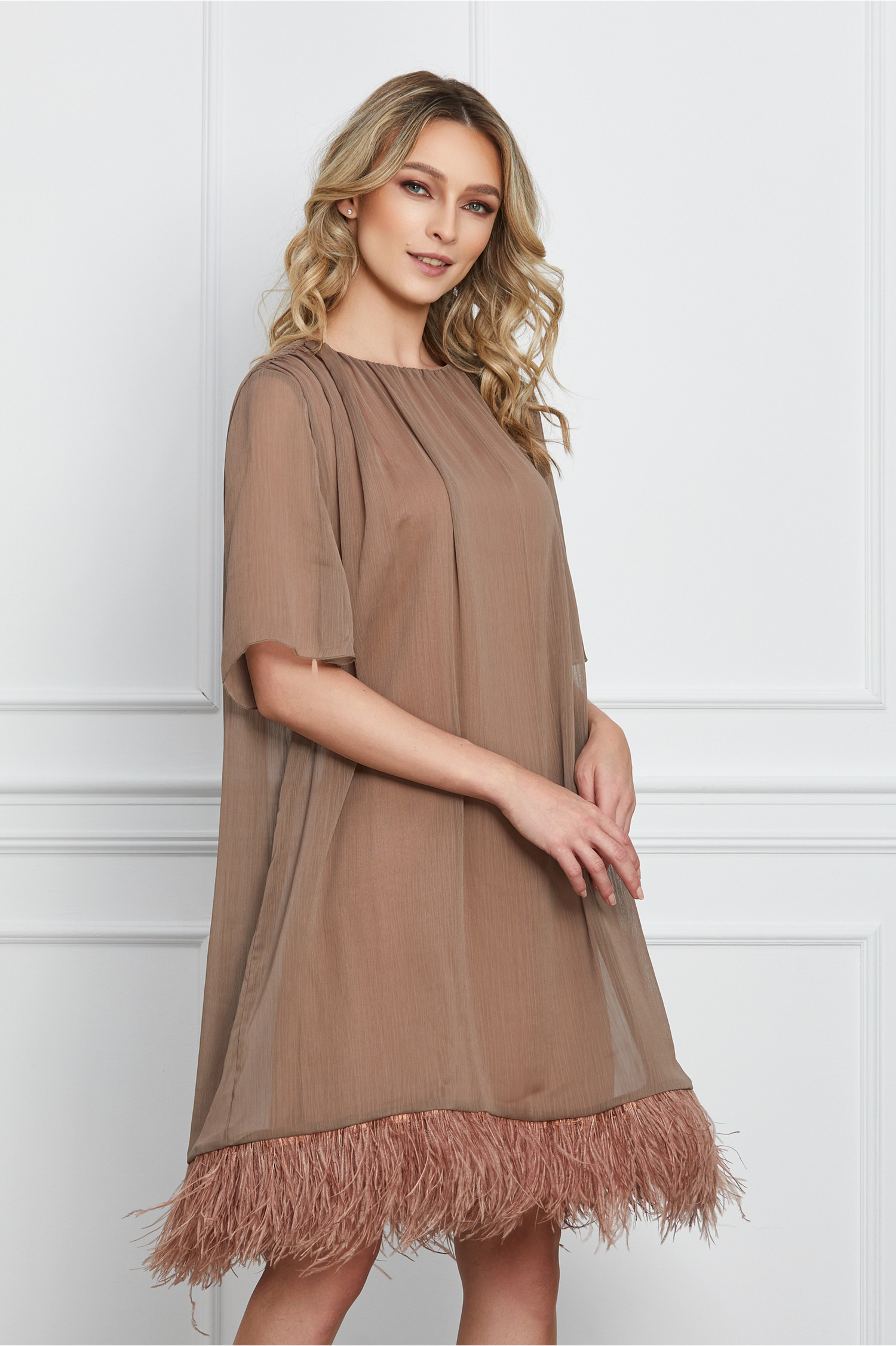 Rochie Dy Fashion maro cu pene la baza