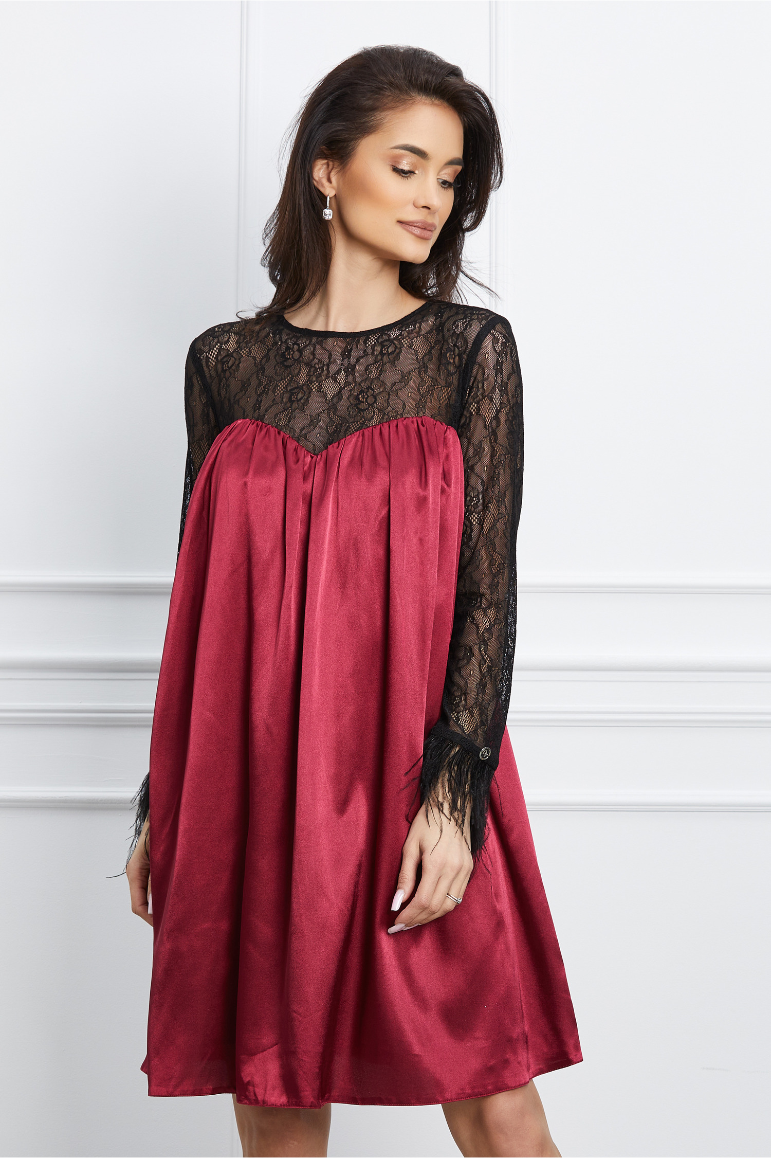 Rochie Dy Fashion bordo din satin cu dantela si pene la maneci
