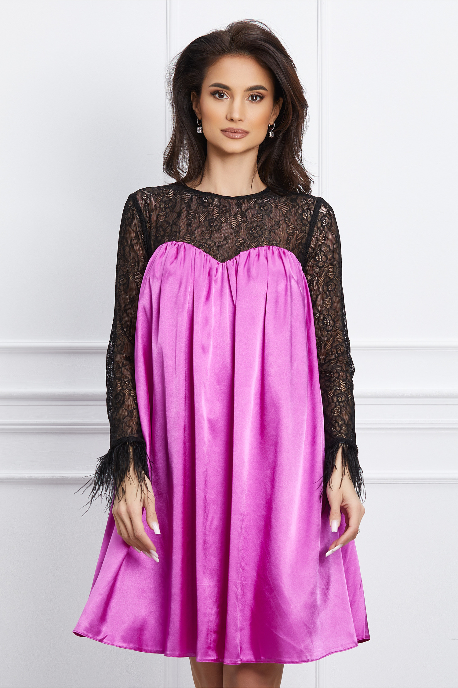 Rochie Dy Fashion fucsia din satin cu dantela si pene la maneci