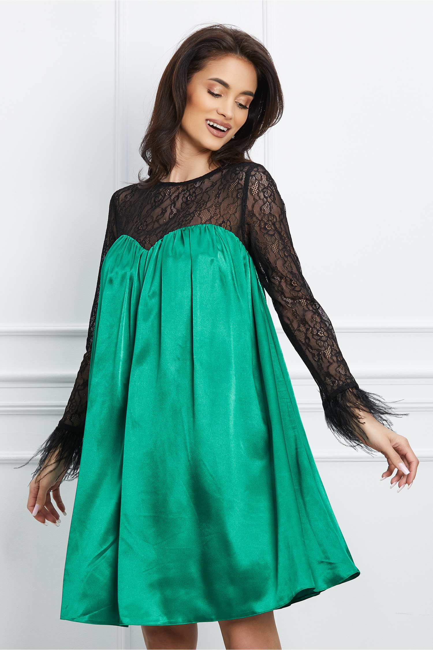 Rochie Dy Fashion verde din satin cu dantela si pene la maneci