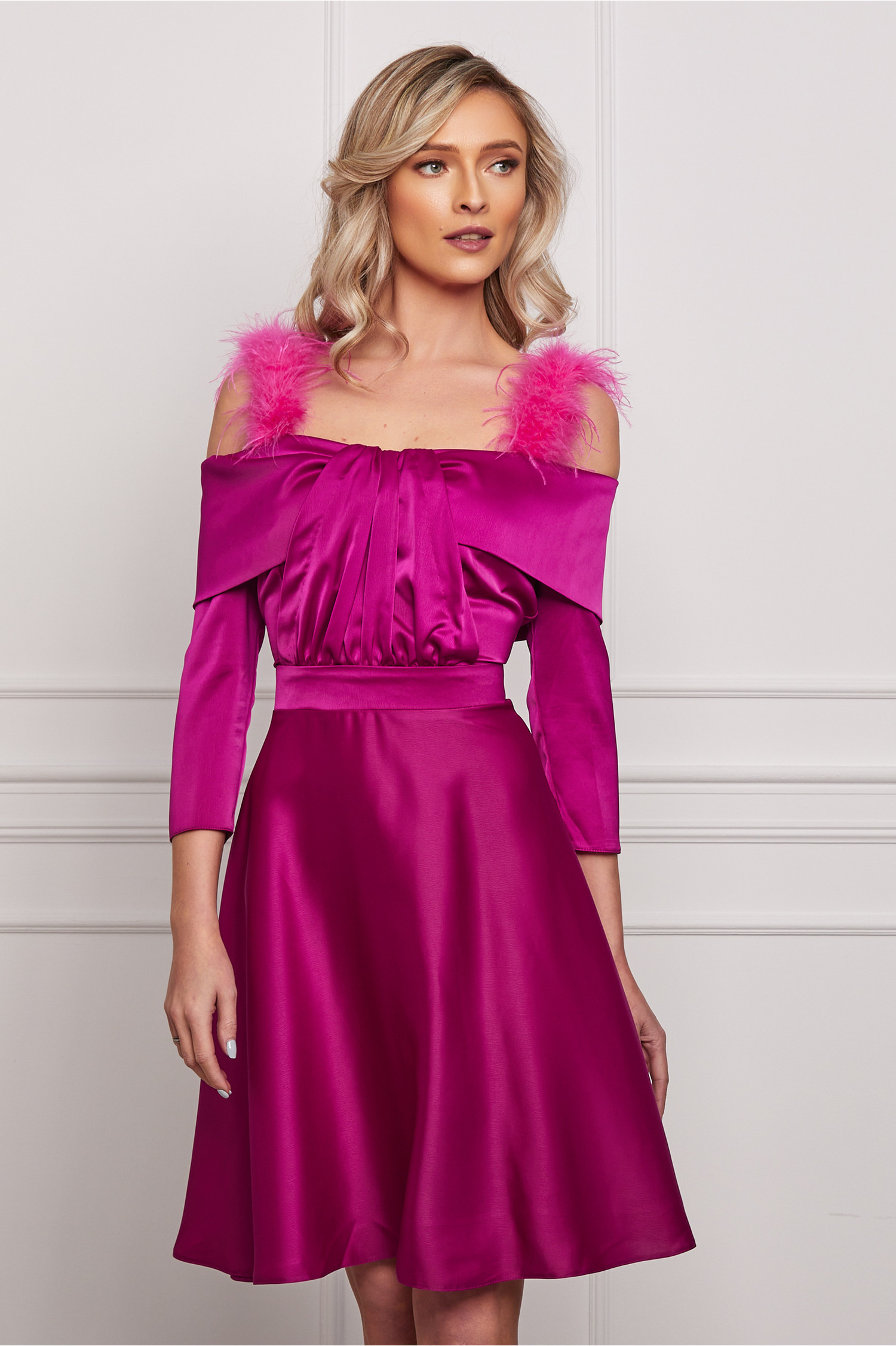 Rochie Dy Fashion fucsia cu pene la umeri si pliuri pe bust