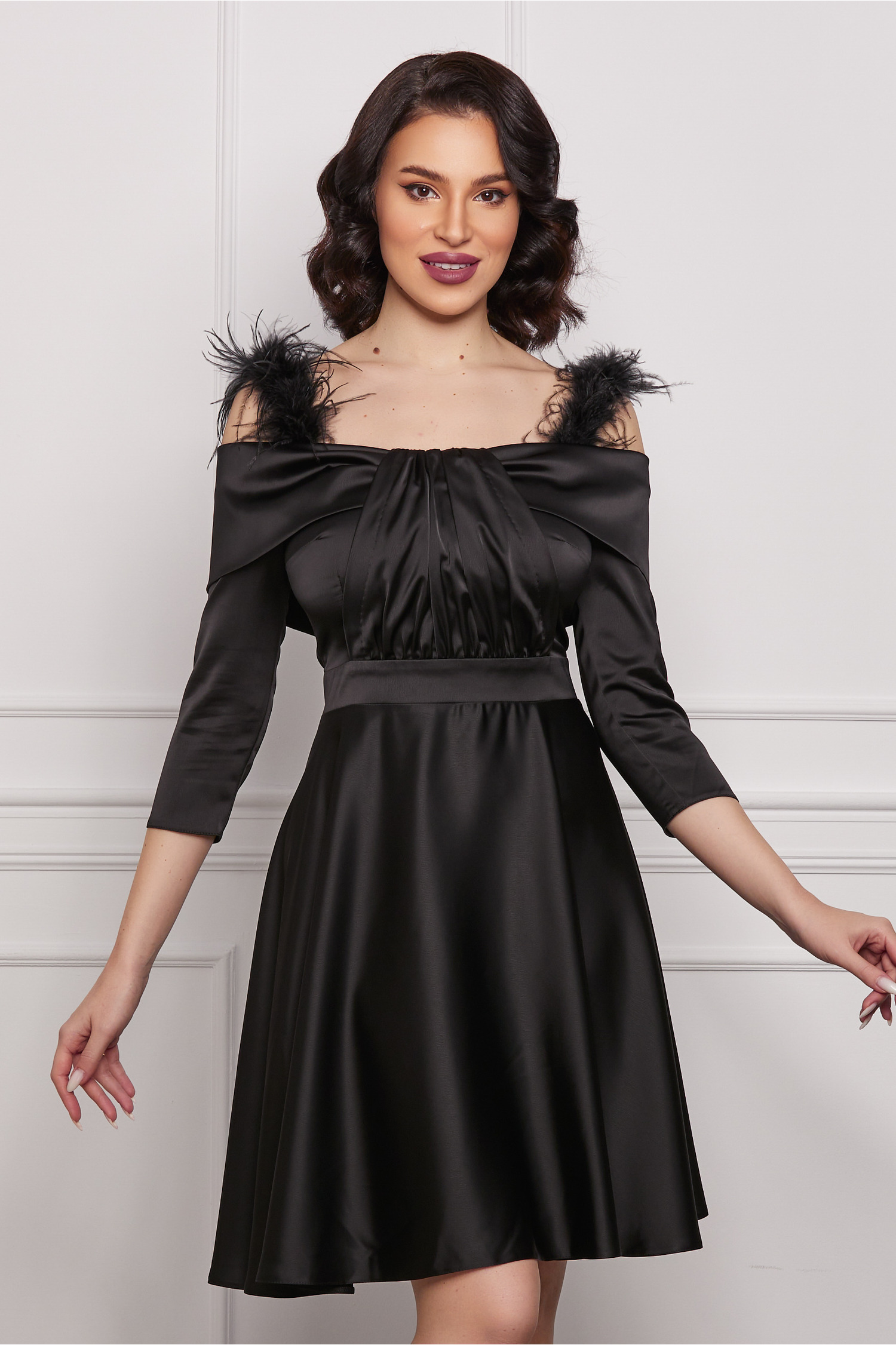 Rochie Dy Fashion neagra cu pene la umeri si pliuri pe bust