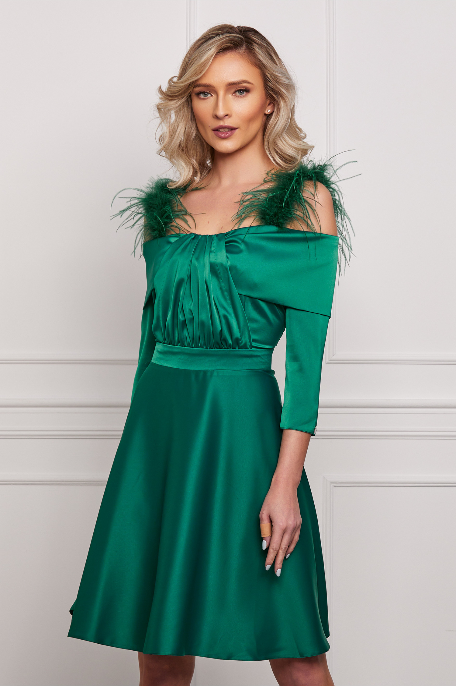Rochie Dy Fashion verde cu pene la umeri si pliuri pe bust
