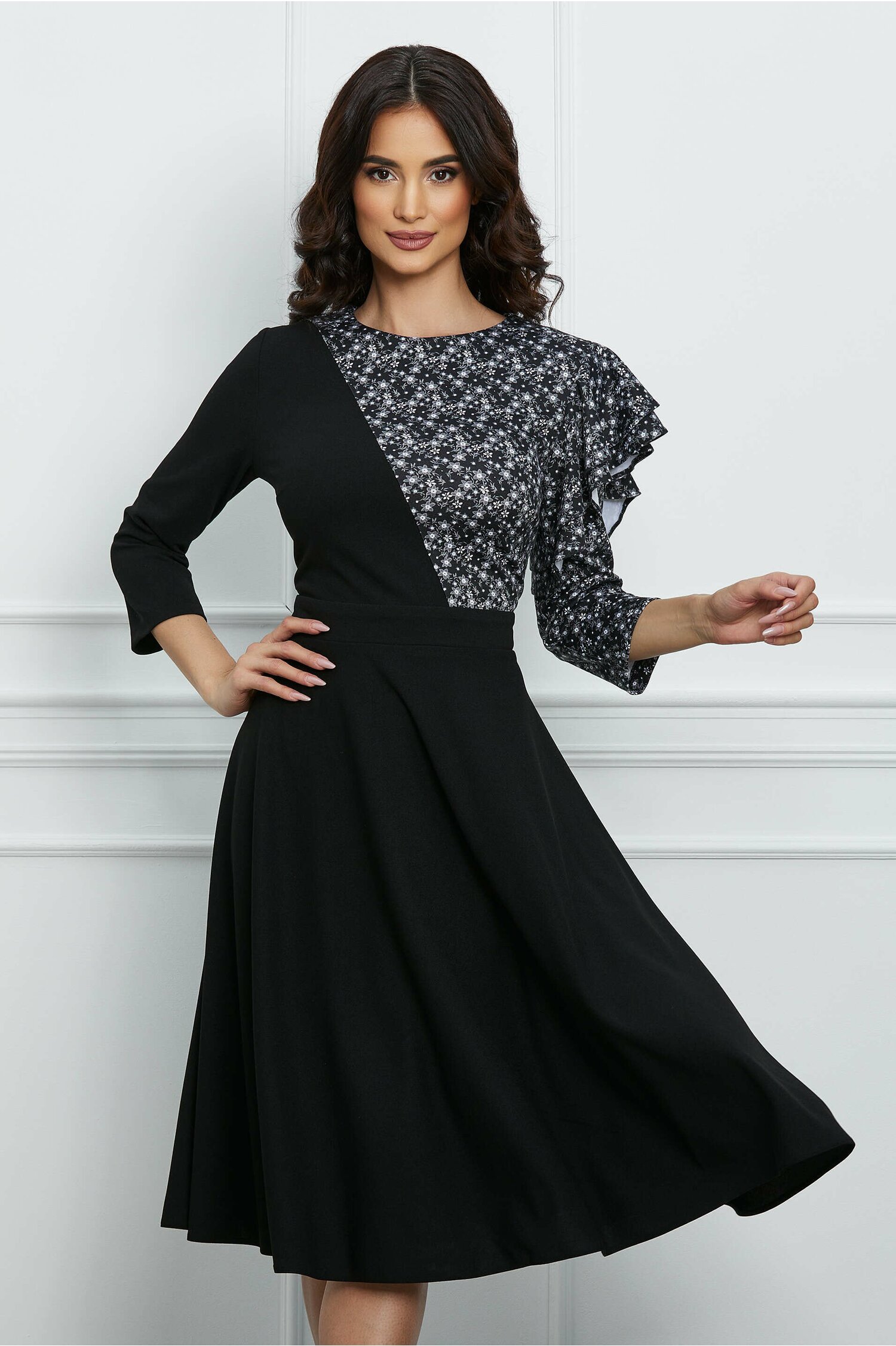Rochie Dy Fashion neagra cu imprimeu alb si volan la bust