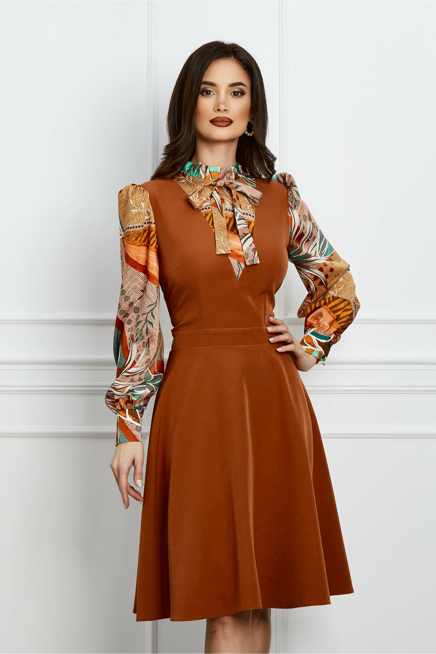 Rochie Dy Fashion caramizie cu imprimeu la guler si maneci