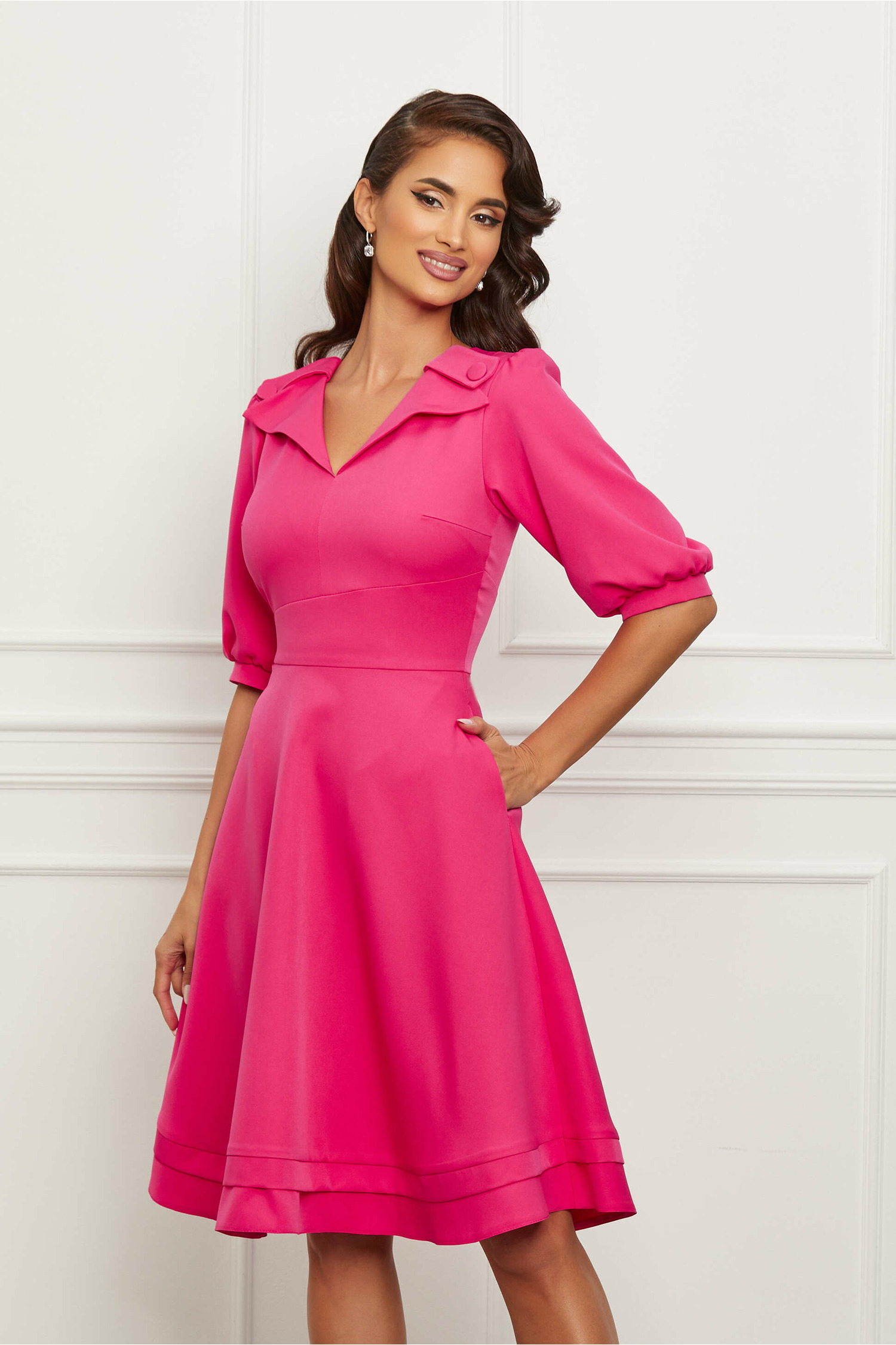 Rochie Moze fucsia cu guler ascutit