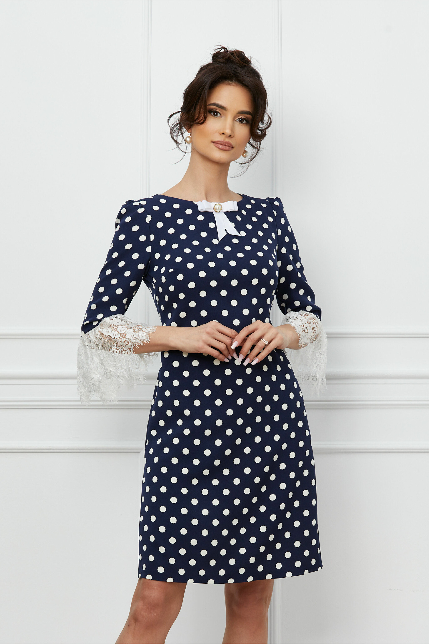Rochie MBG bleumarin cu buline albe si dantela la maneci