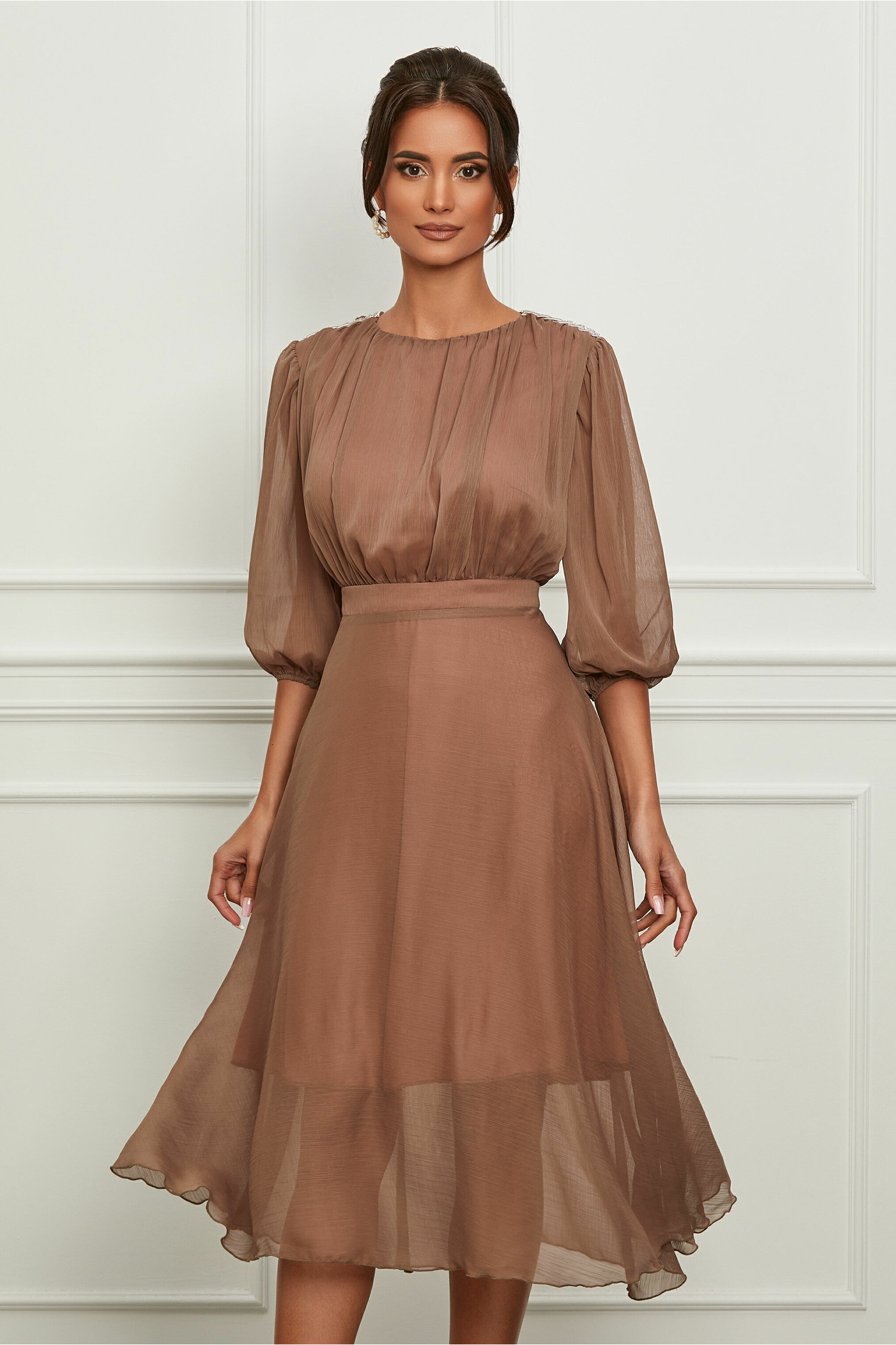Rochie Dy Fashion maro cu accesorii stralucitoare pe umeri