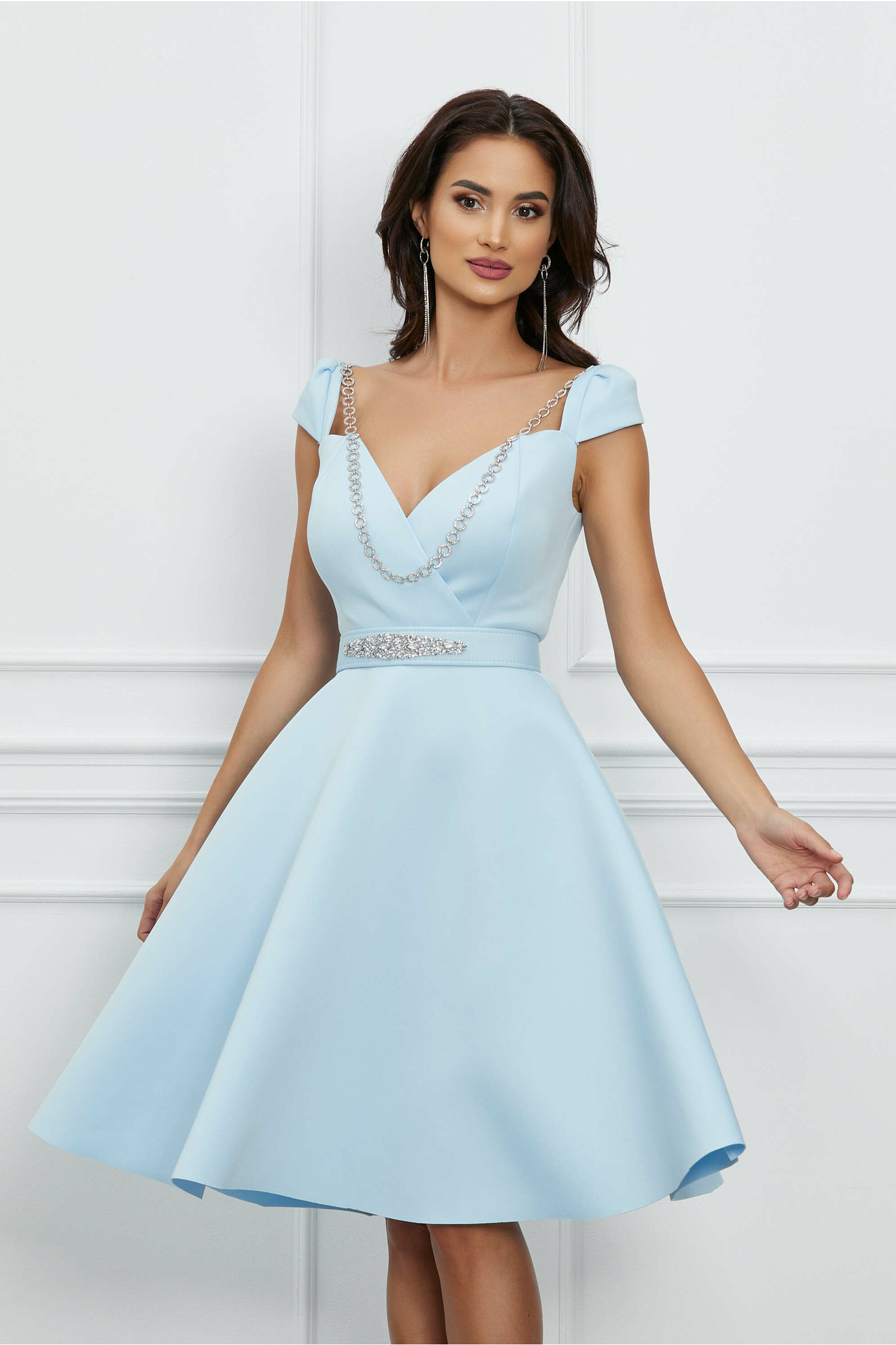 Rochie Gabriela bleu din neopren cu aplicatie tip lant si curea in talie
