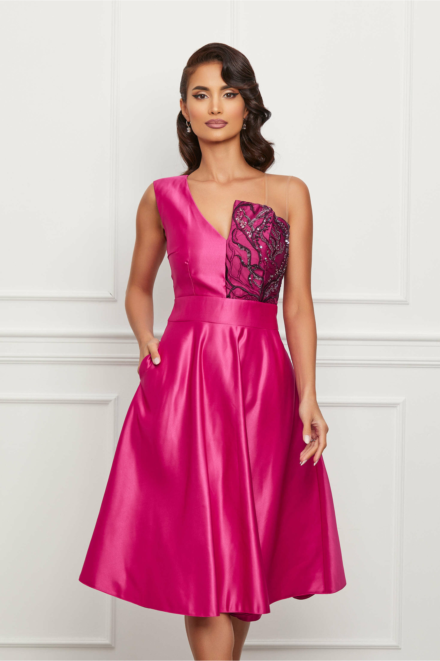 Rochie Moze fucsia cu broderie si paiete la bust