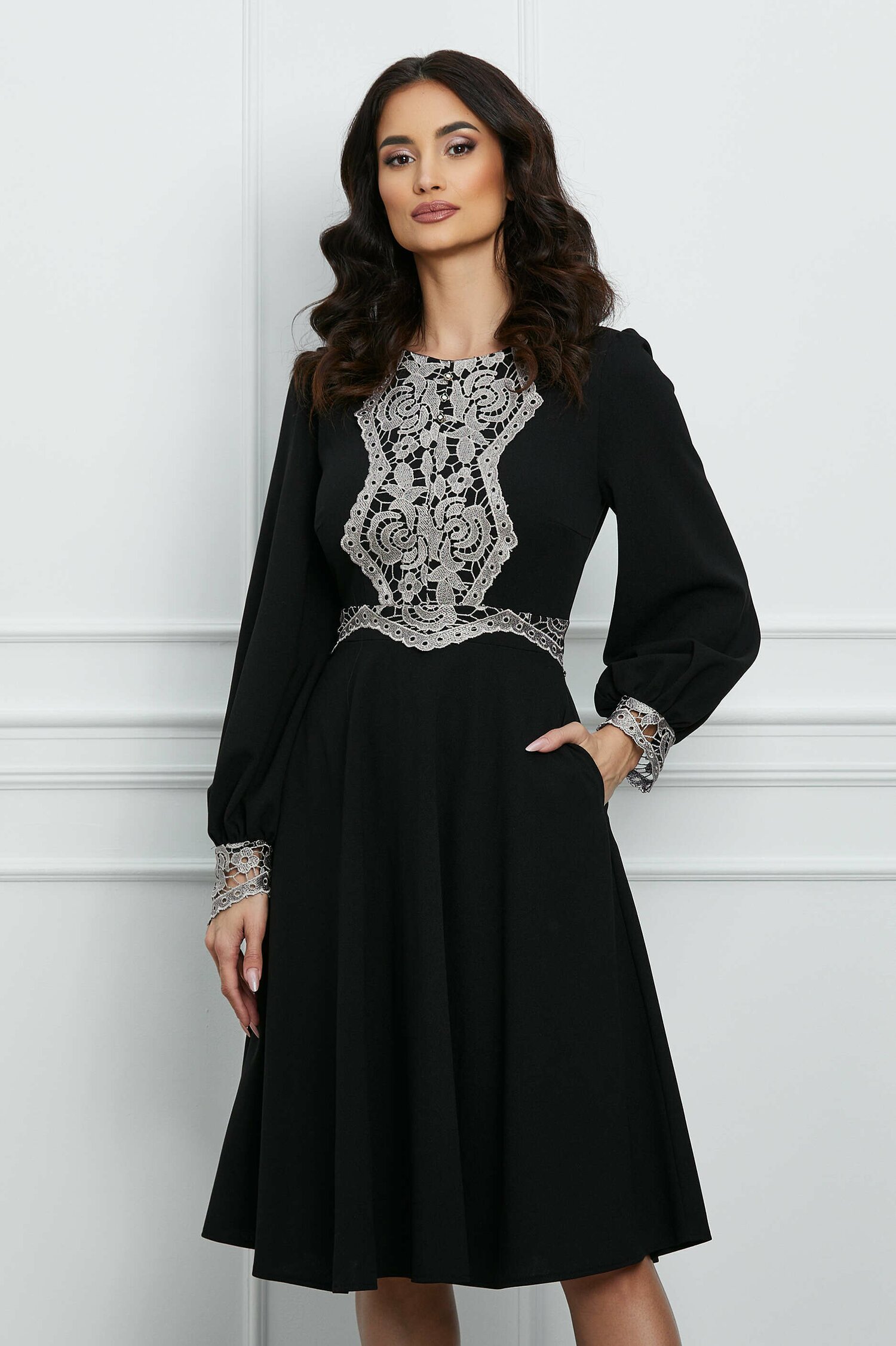 Rochie Moze neagra cu dantela la bust si baza manecilor