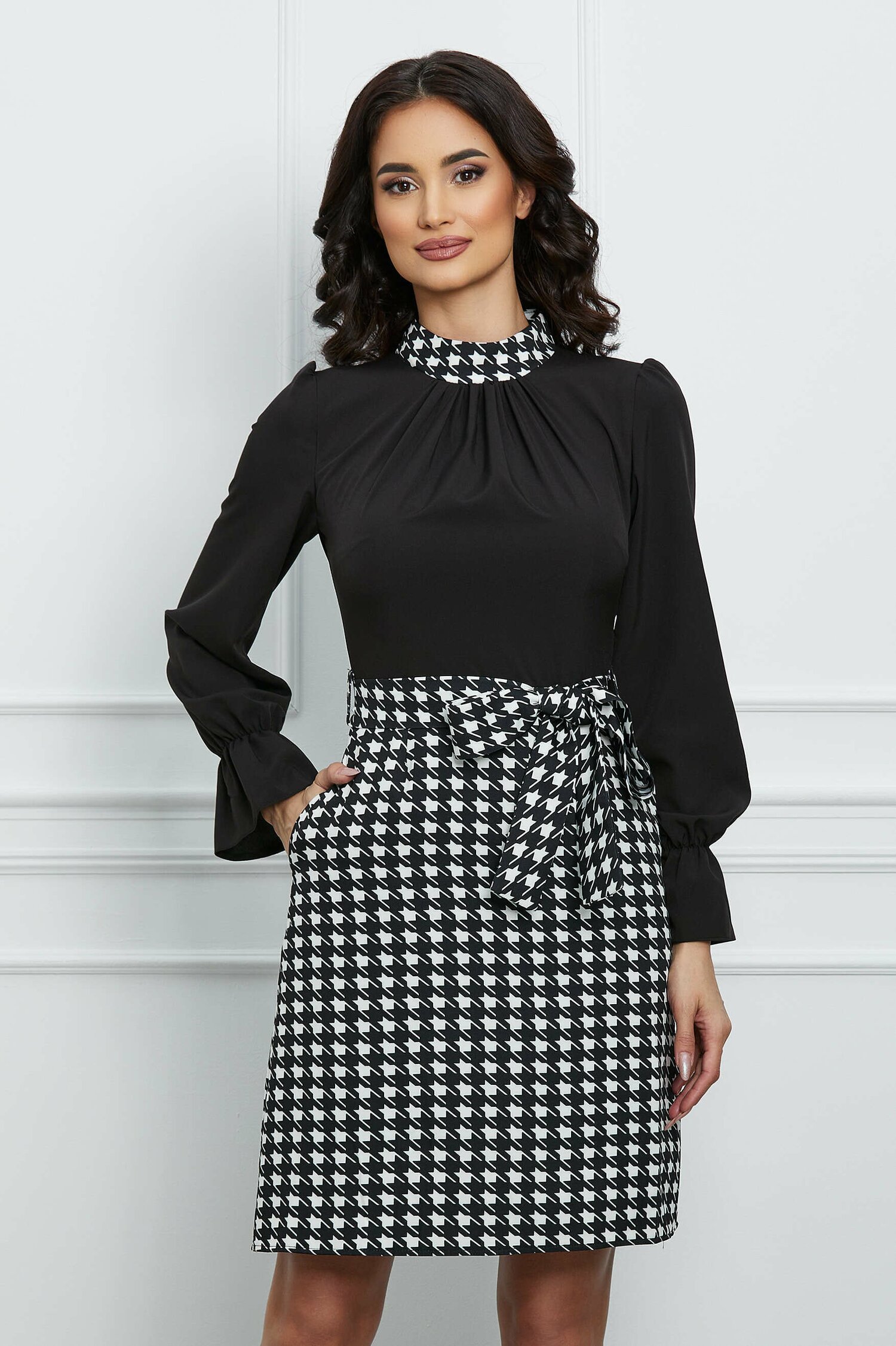 Rochie Moze neagra cu imprimeu pepit pe fusta si cordon in talie