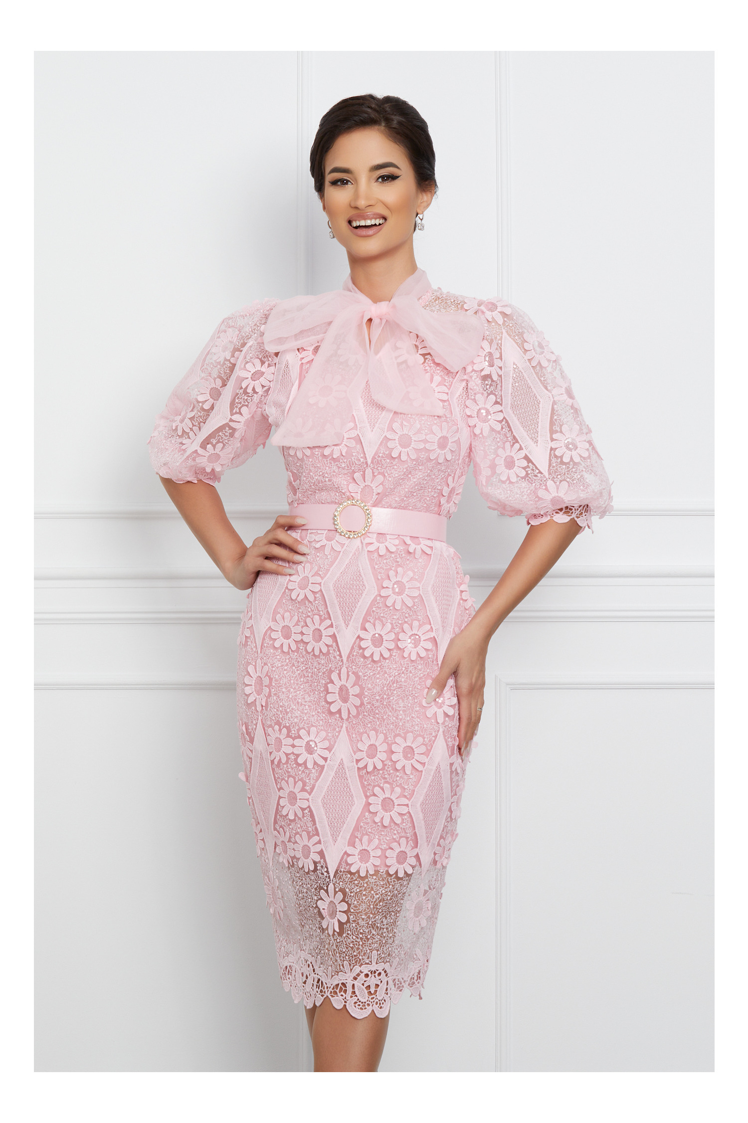 Rochie Doris roz din dantela cu funda din organza si curea