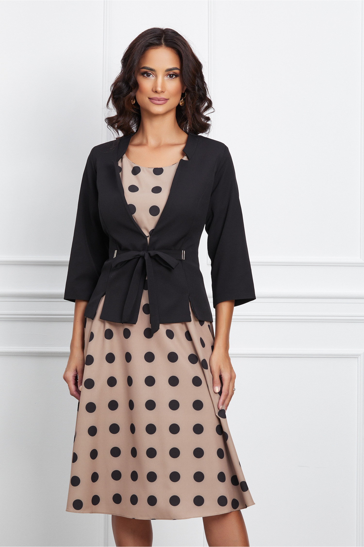 Compleu Marcela cu rochie bej cu buline si sacou negru