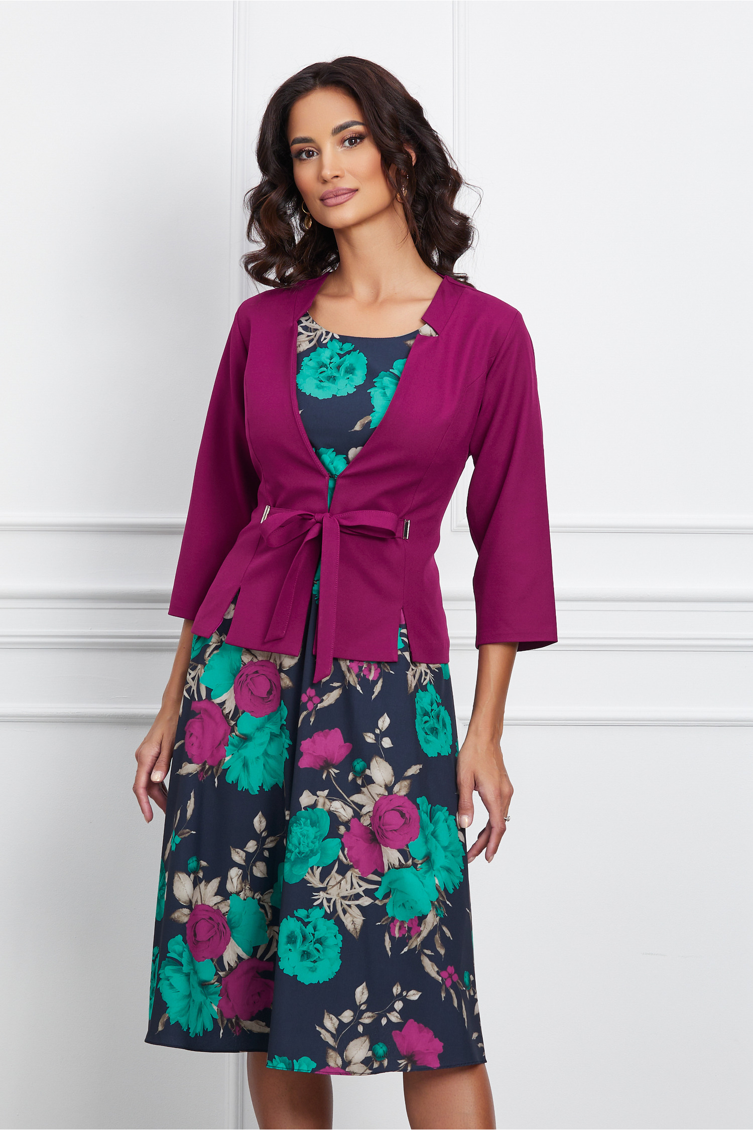 Compleu Marcela cu rochie bleumarin cu flori si sacou magenta