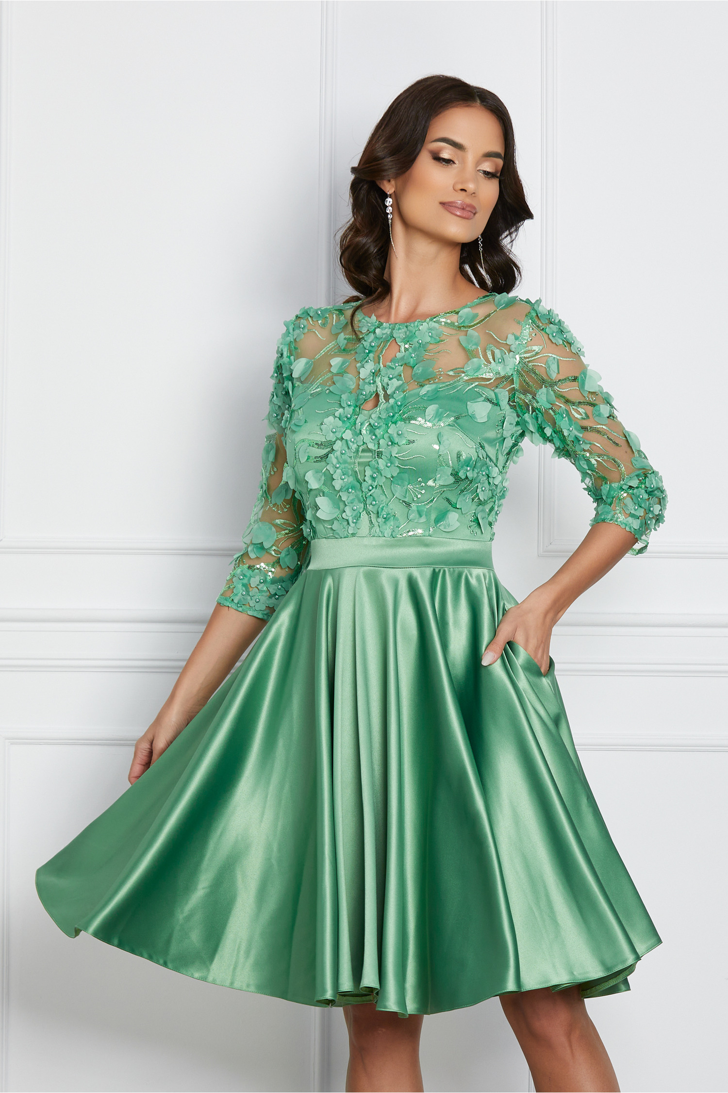 Rochie Ella Collection Cindy verde fistic din tafta cu broderie la bust